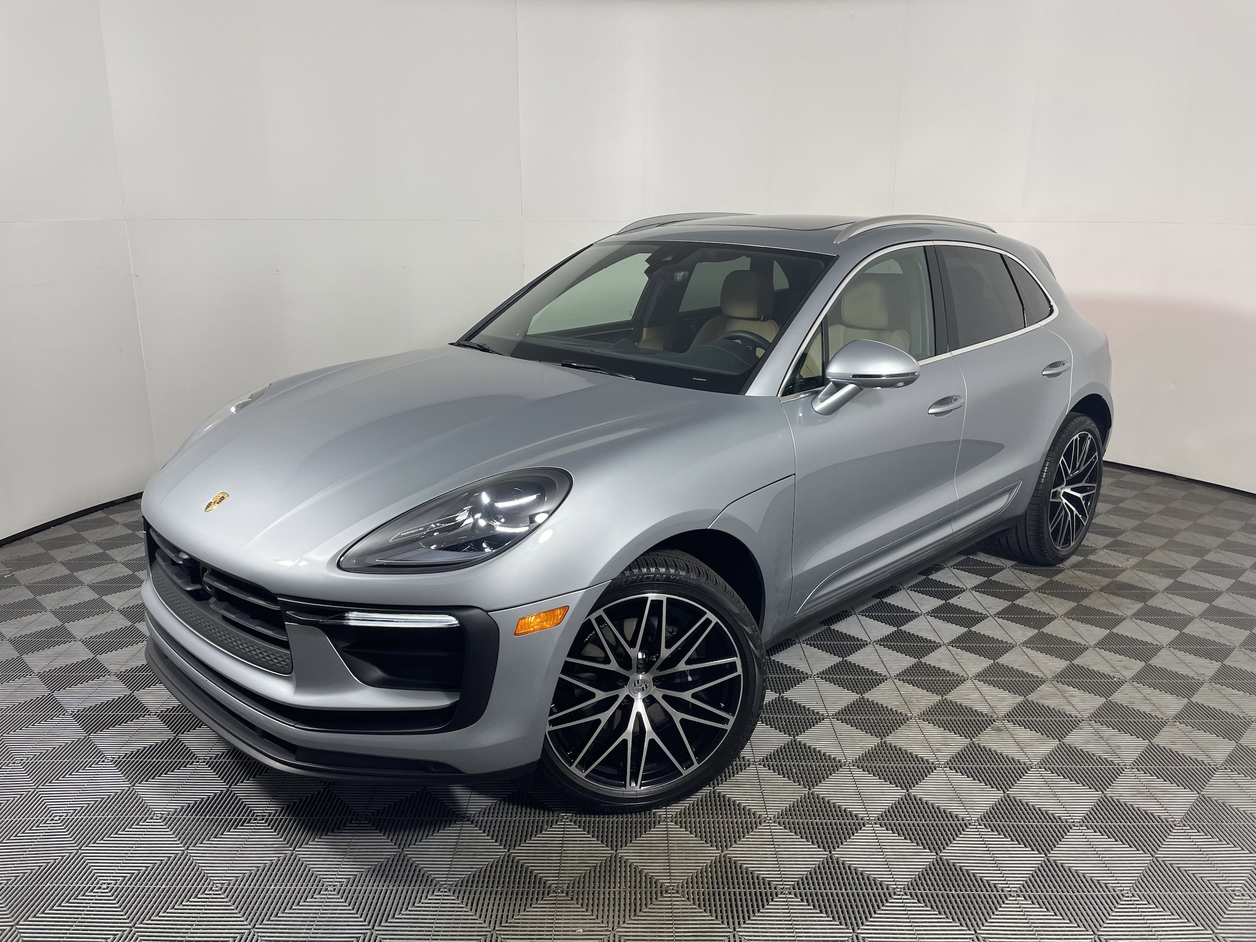 2025 Porsche Macan Base's photo