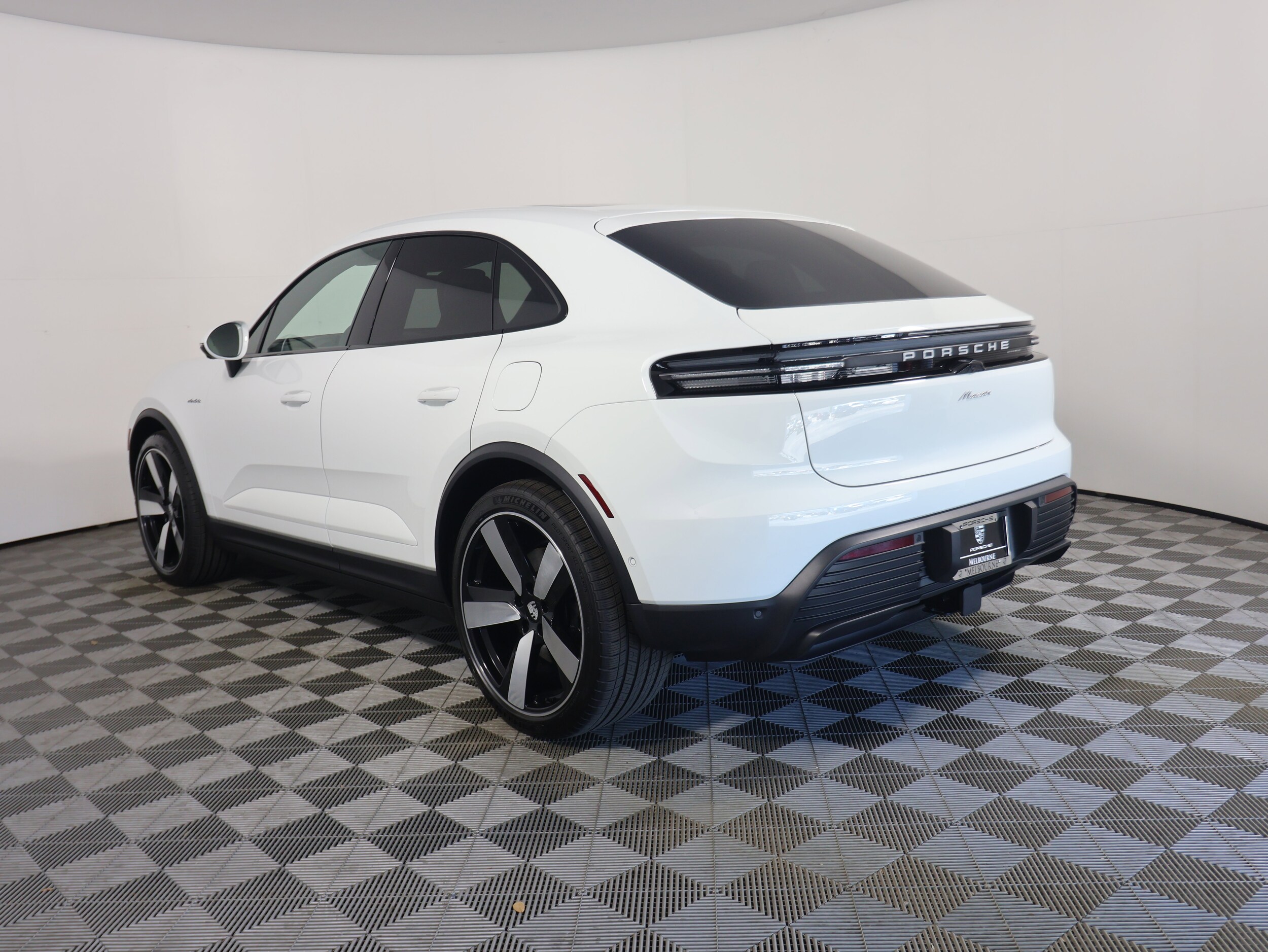 2025 Porsche Macan Electric photo 3