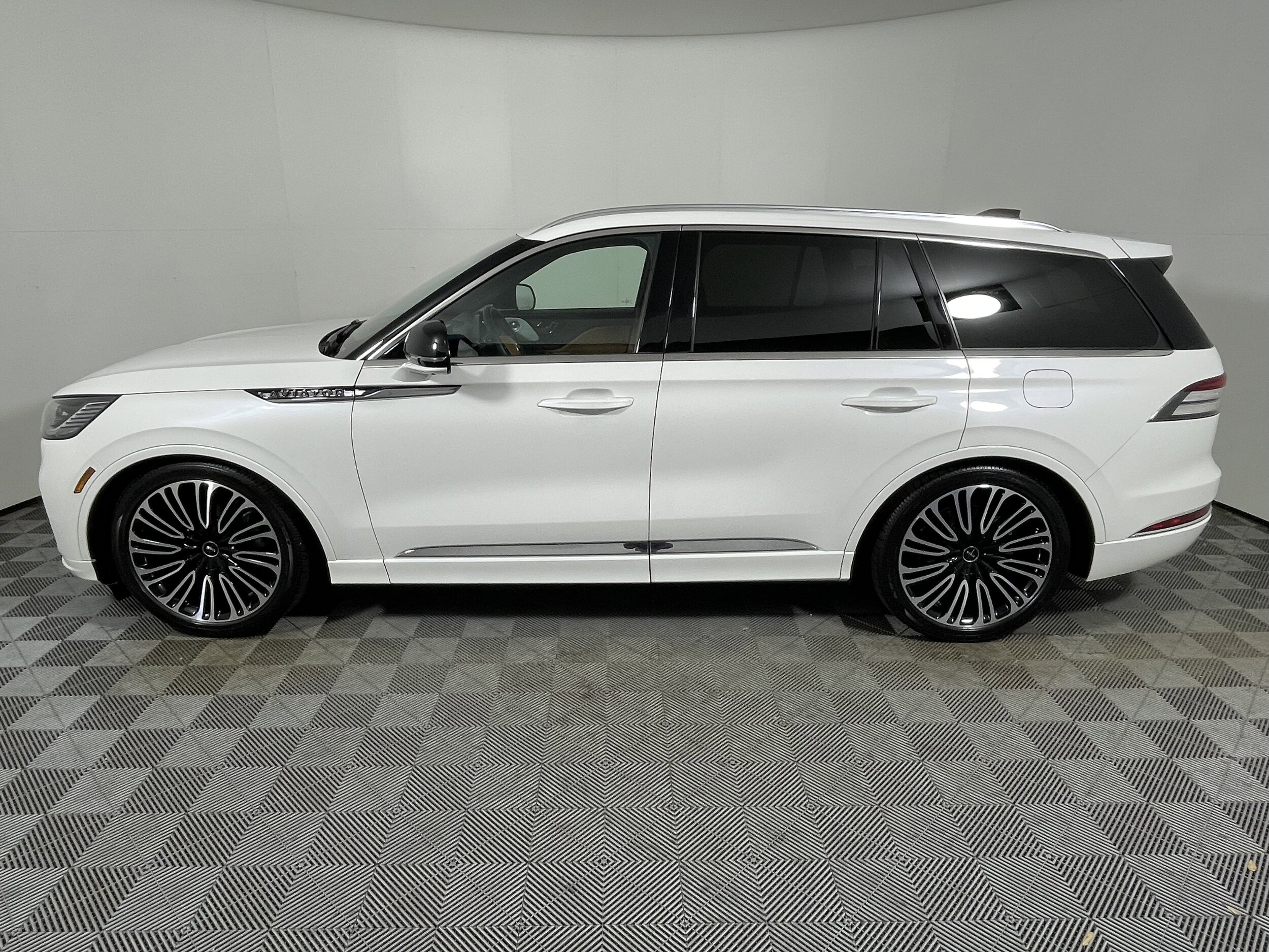 2025 Lincoln Aviator Black Label photo 2