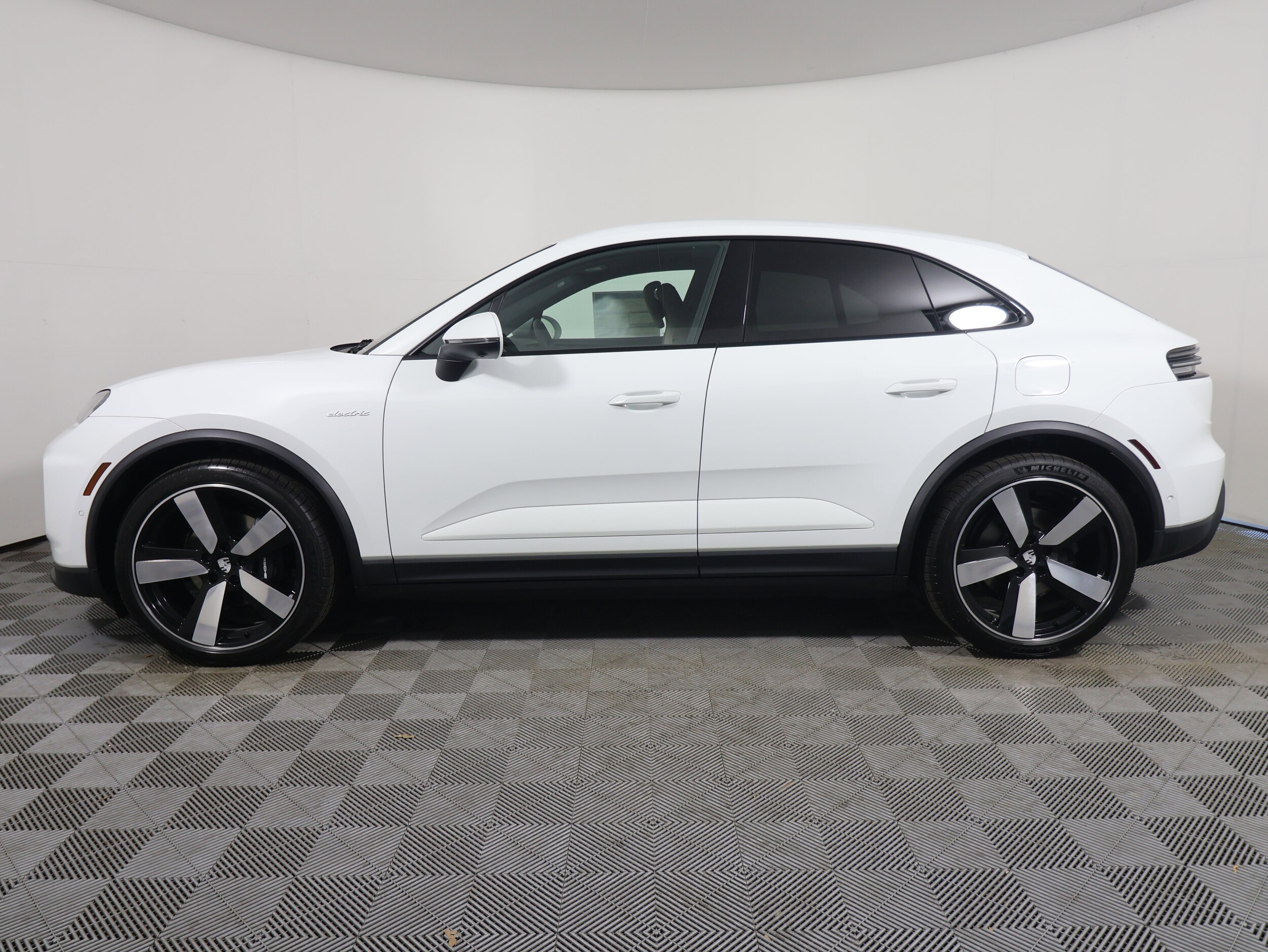 2025 Porsche Macan Electric photo 2