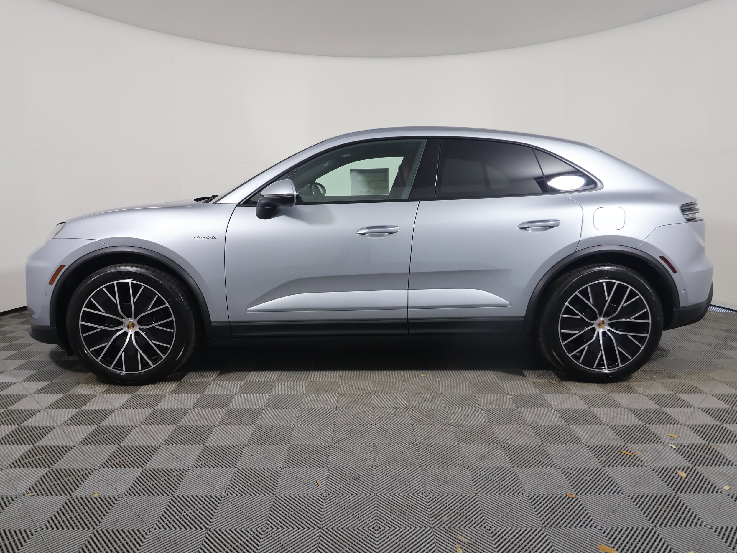 2025 Porsche Macan Electric photo 2