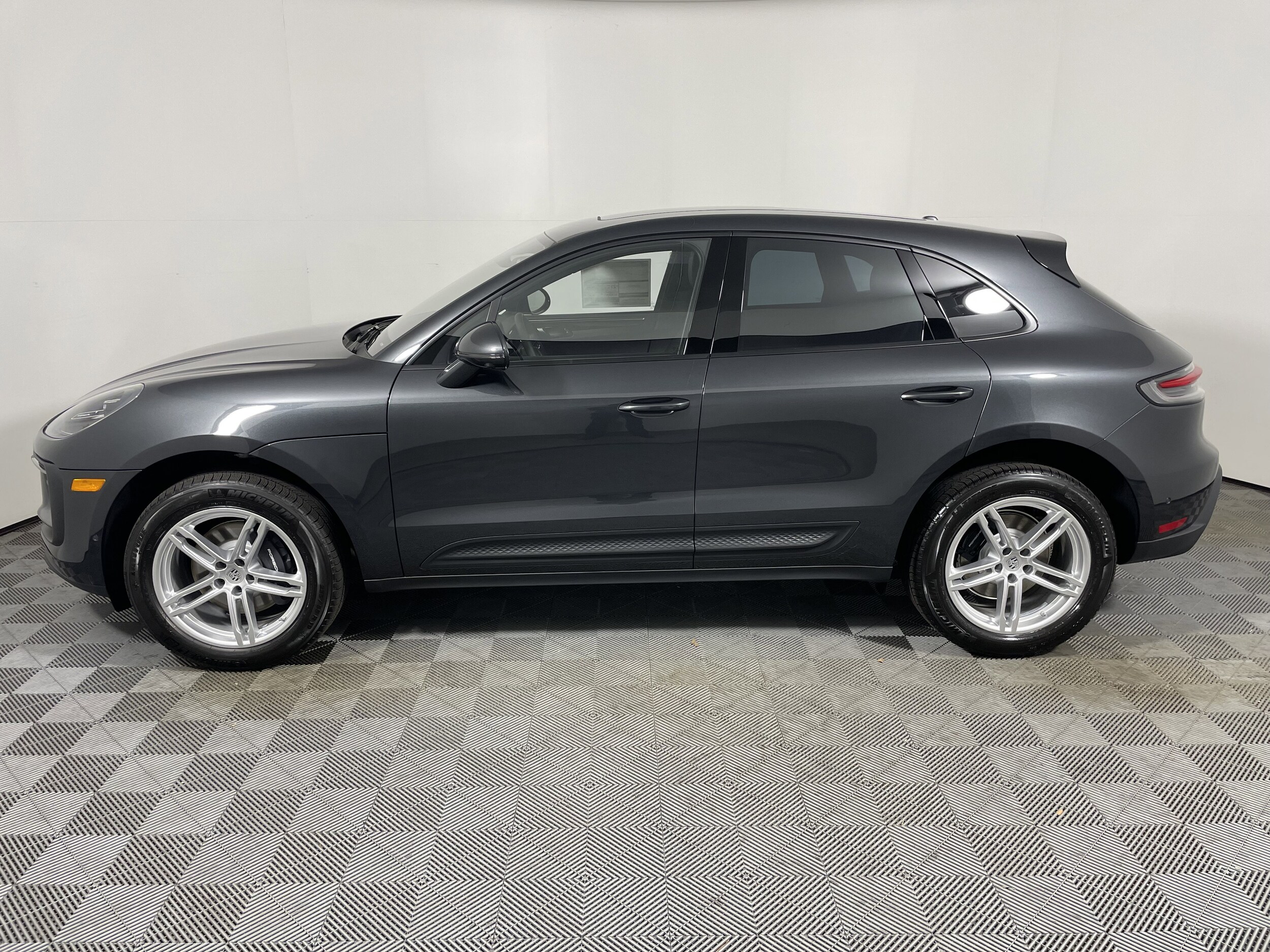 2026 Porsche Macan T photo 2