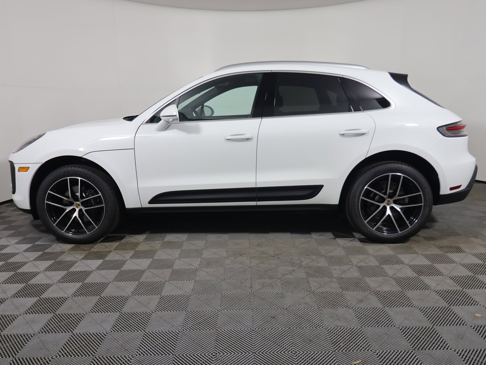 2024 Porsche Macan photo 2