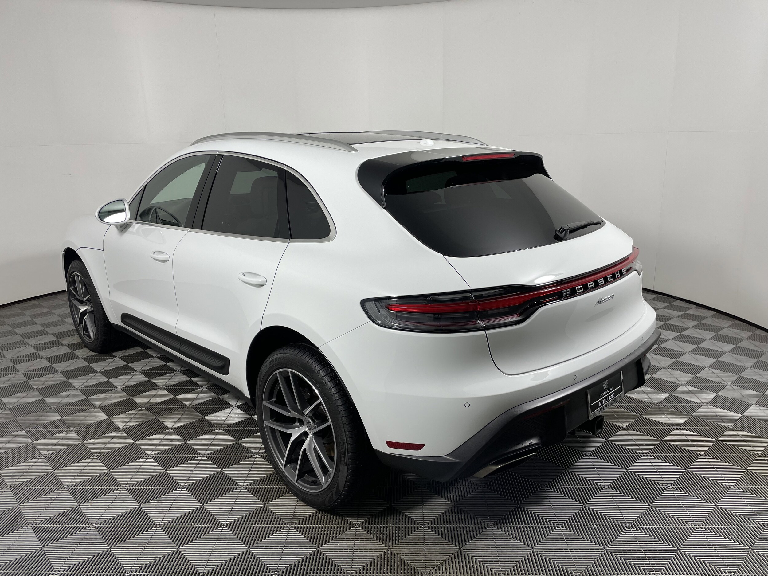 2025 Porsche Macan Base photo 2