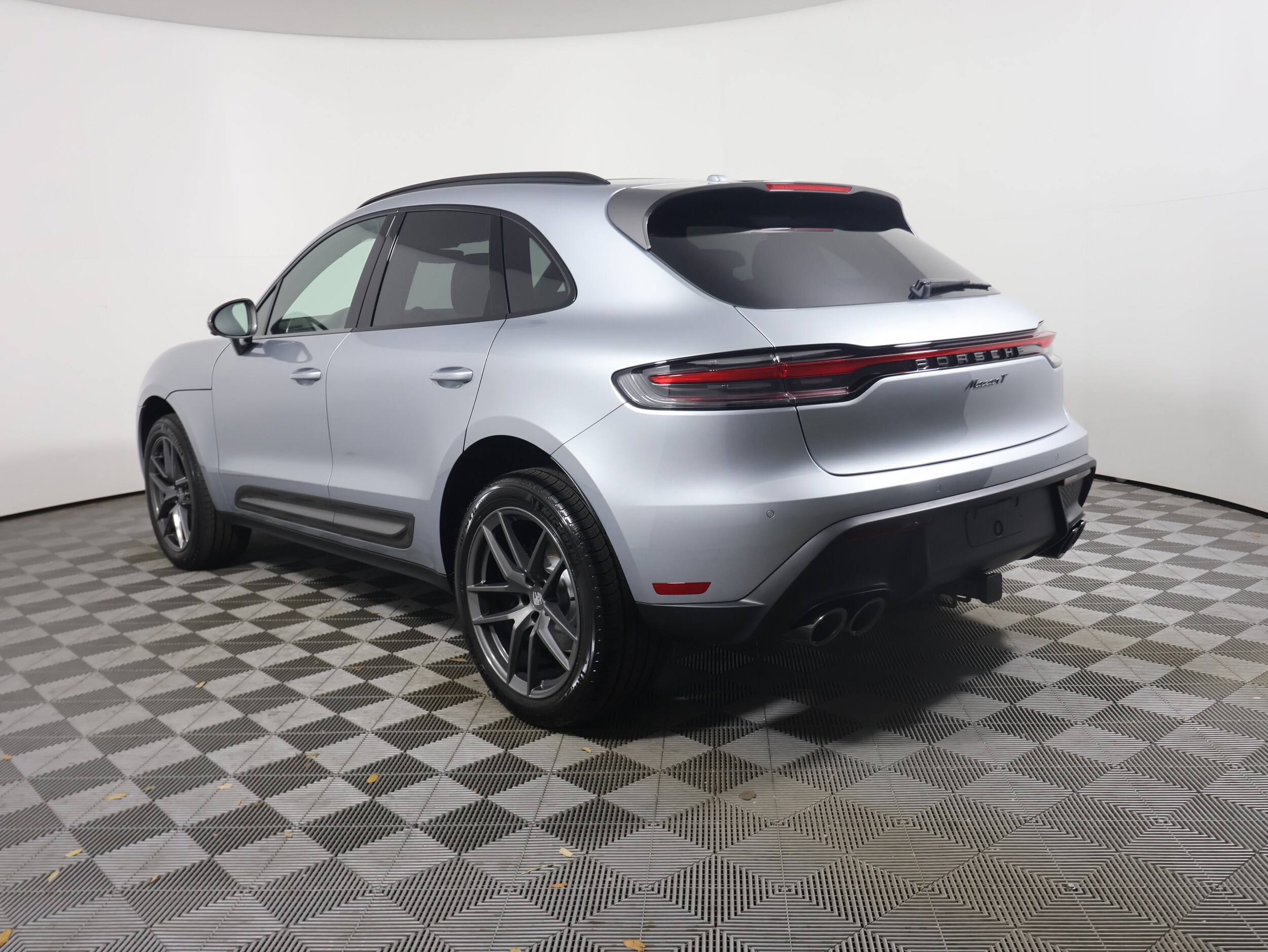 2025 Porsche Macan T photo 3