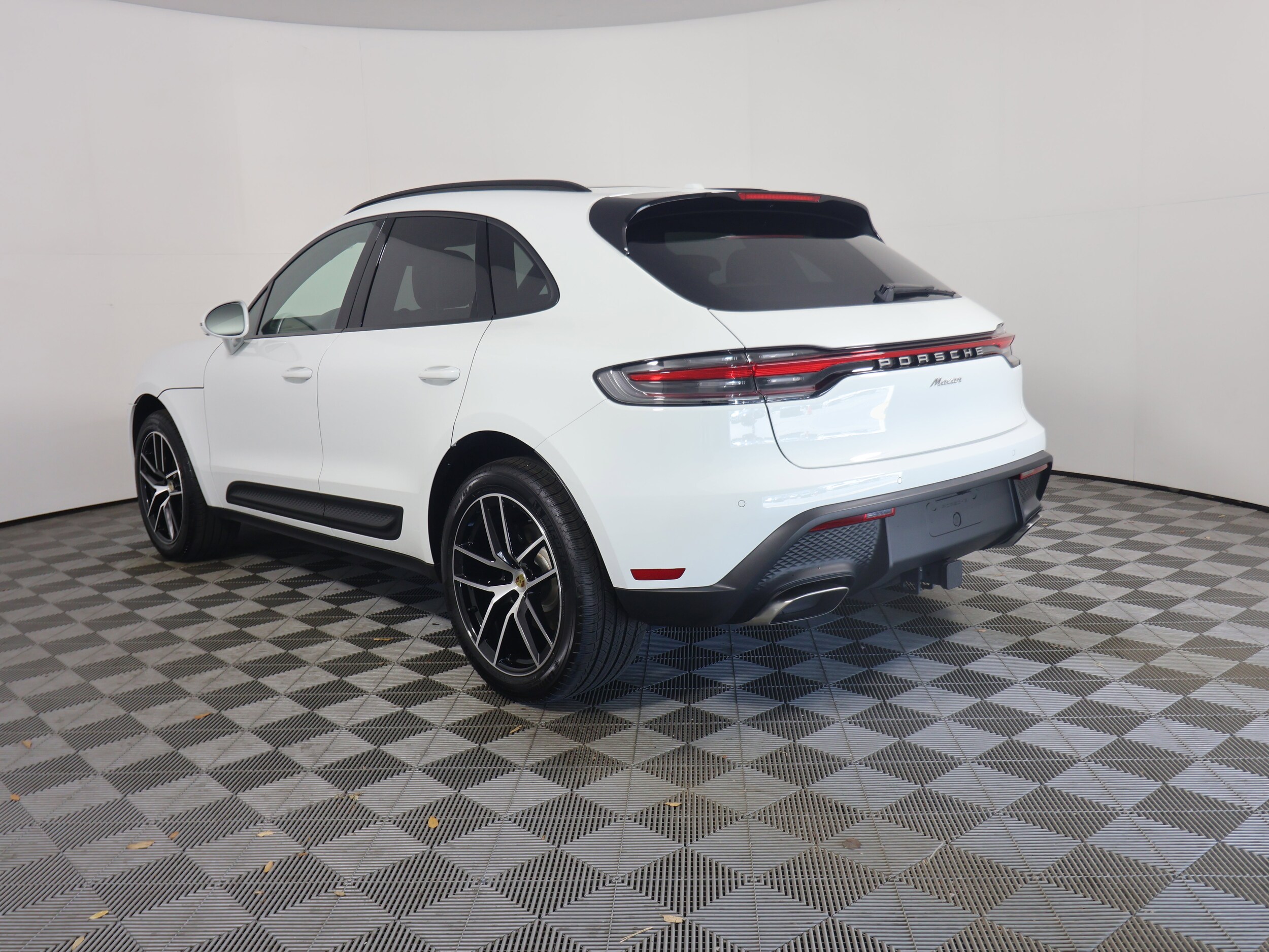 2025 Porsche Macan photo 2