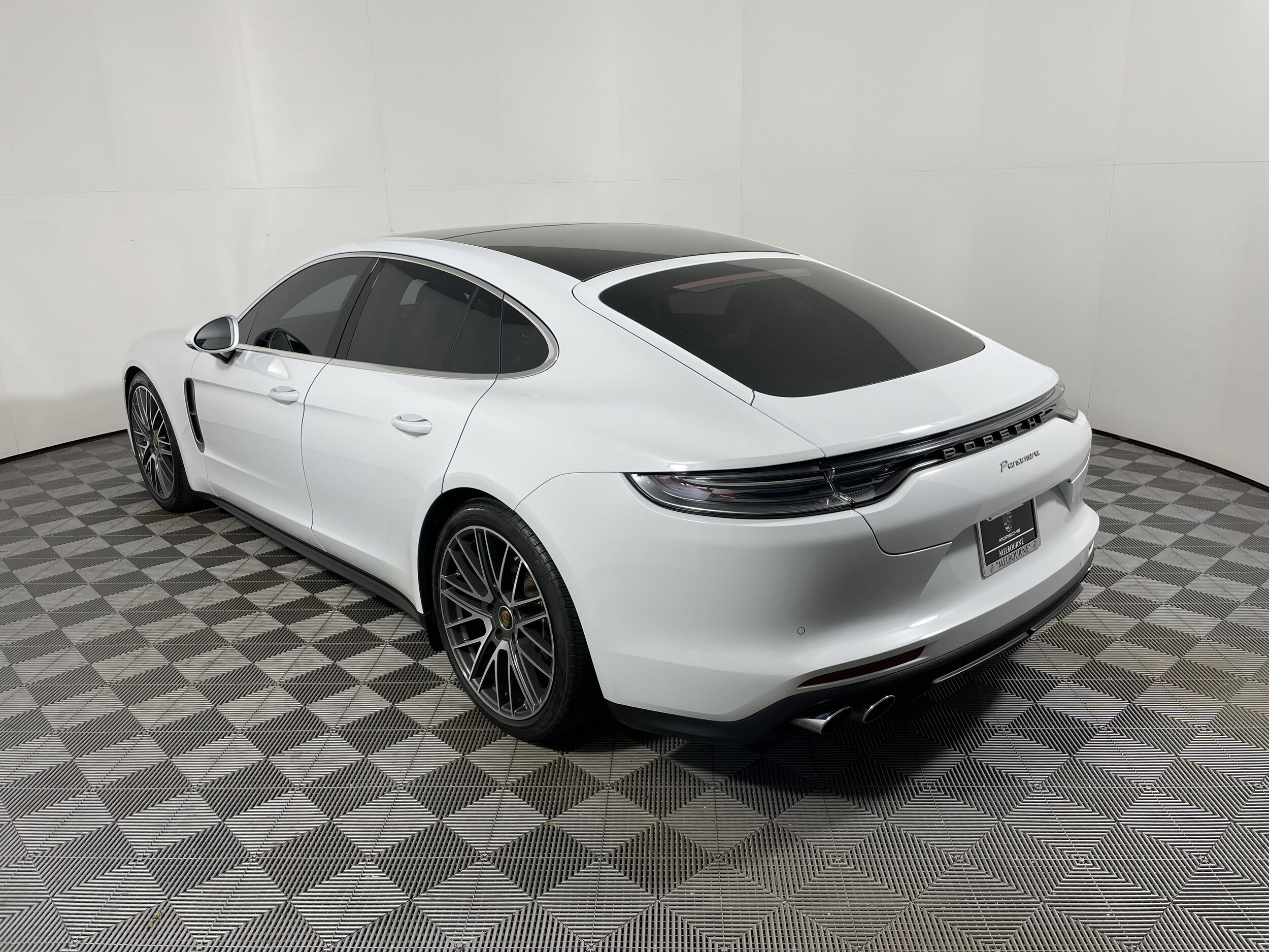 2022 Porsche Panamera Platinum photo 3