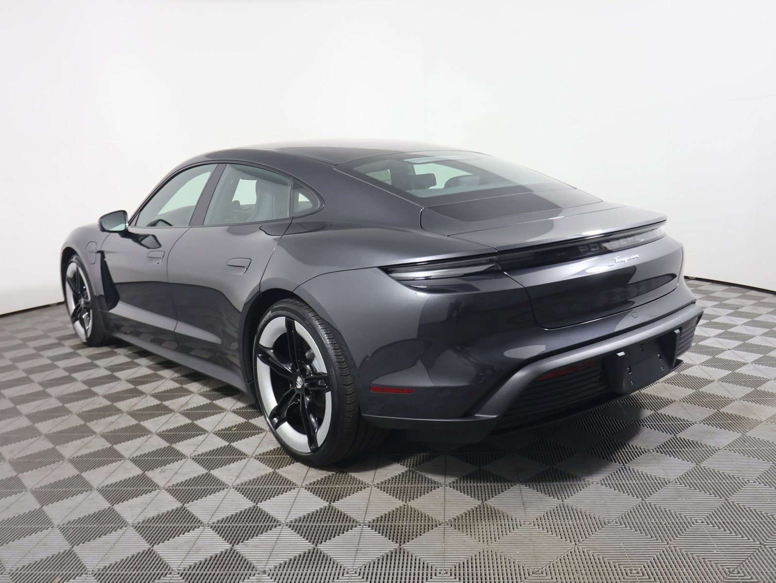 2025 Porsche Taycan photo 3