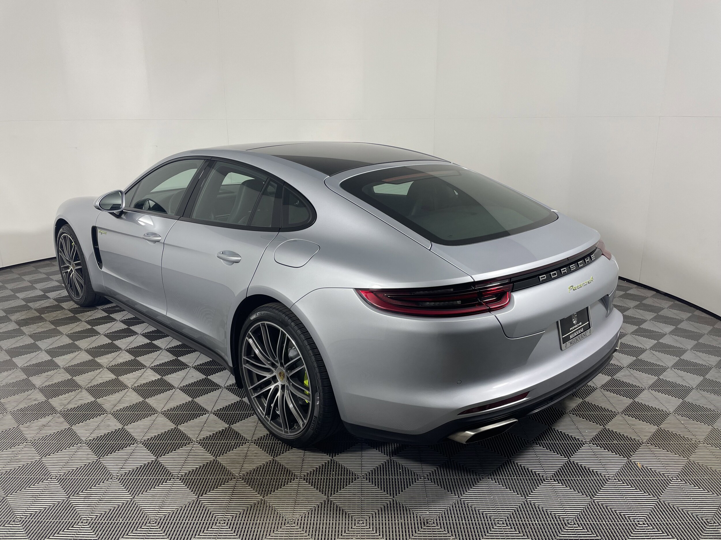 2018 Porsche Panamera 4 E-Hybrid photo 3