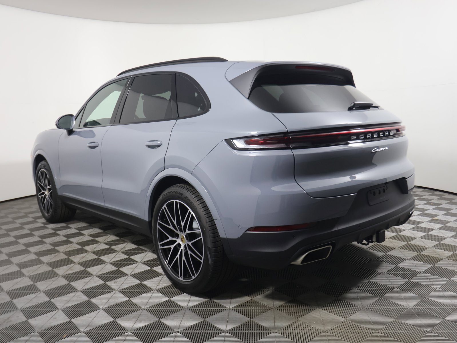 2024 Porsche Cayenne photo 3