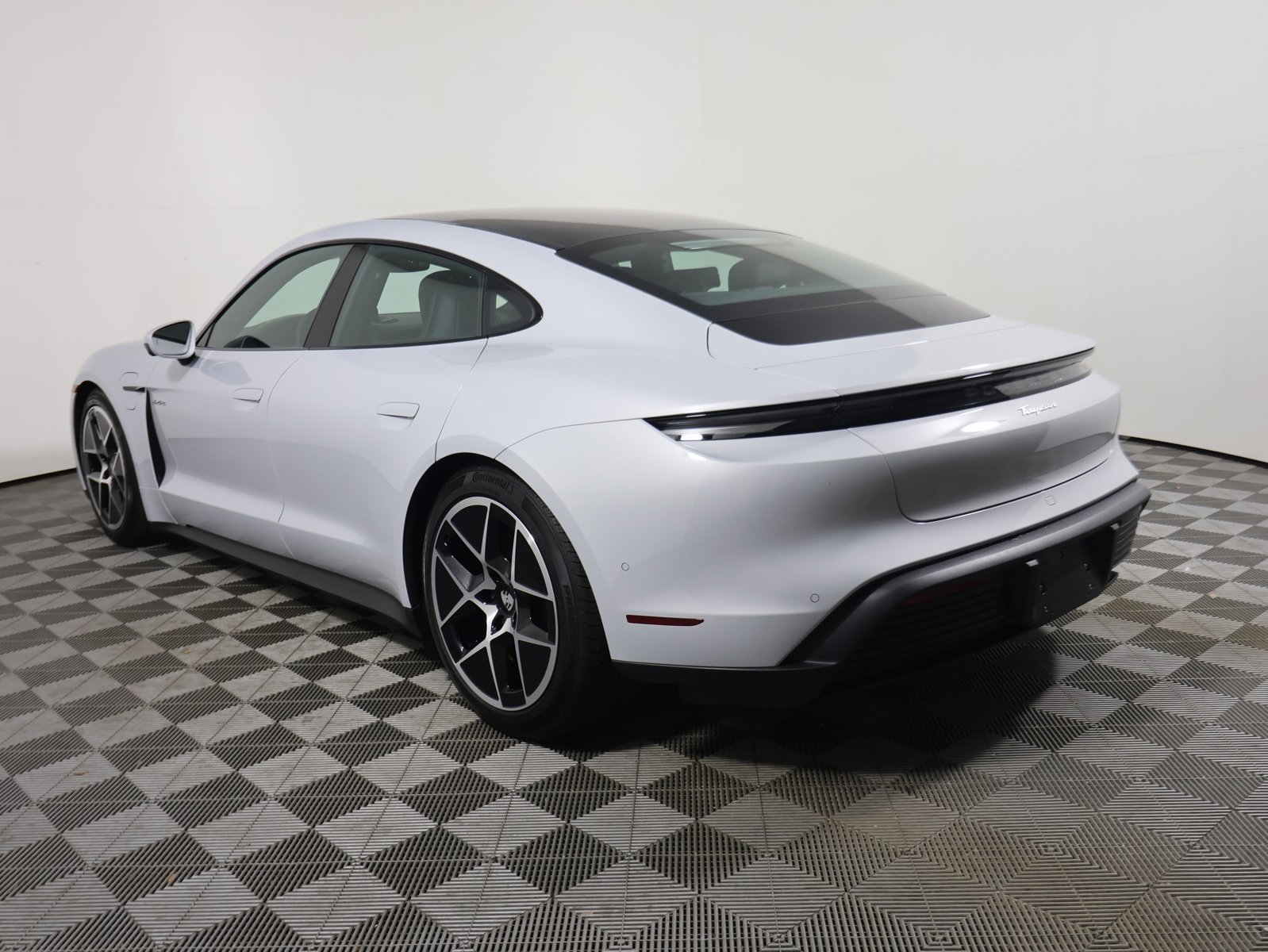 2025 Porsche Taycan photo 3