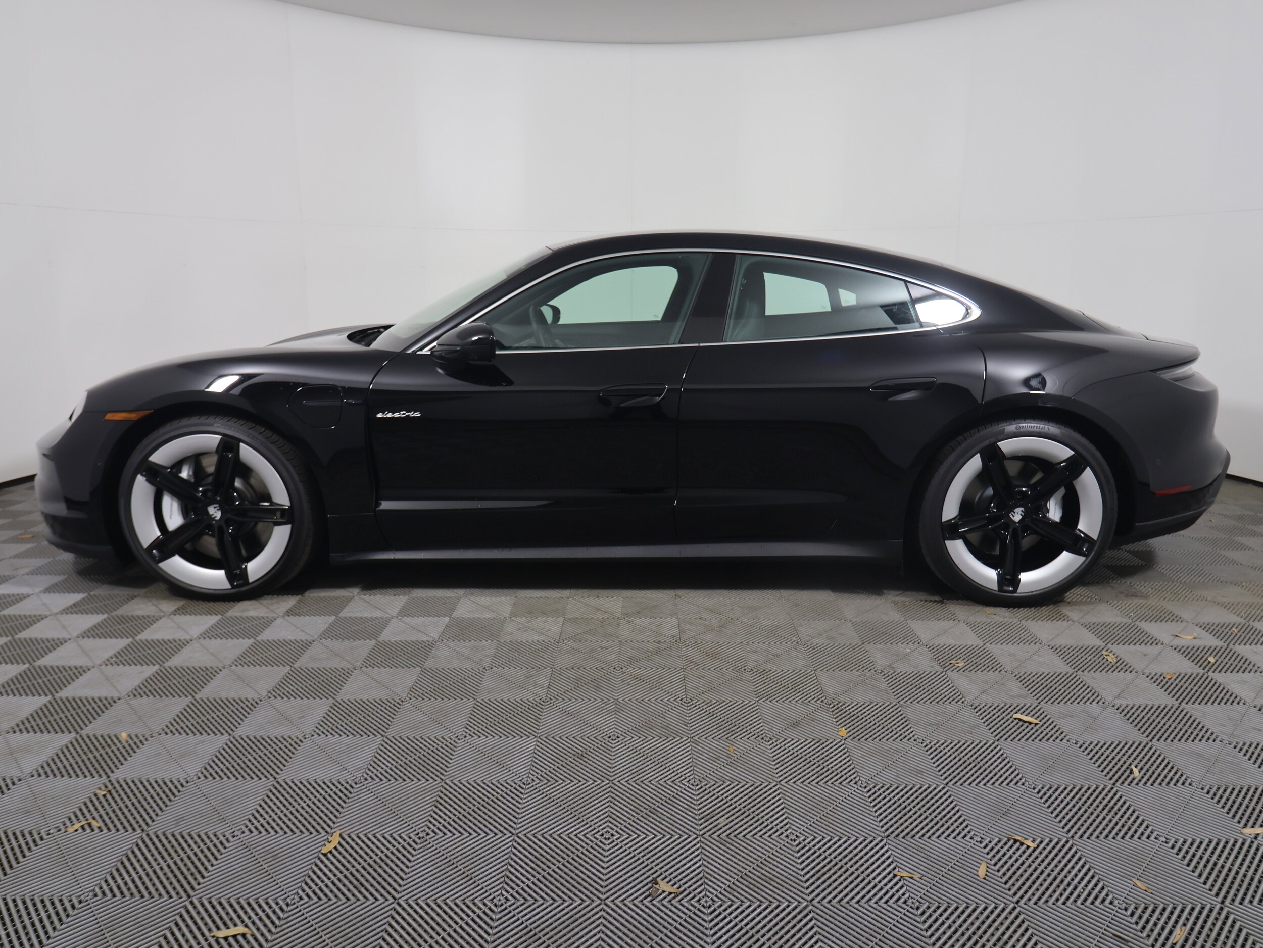 2025 Porsche Taycan 4S photo 2