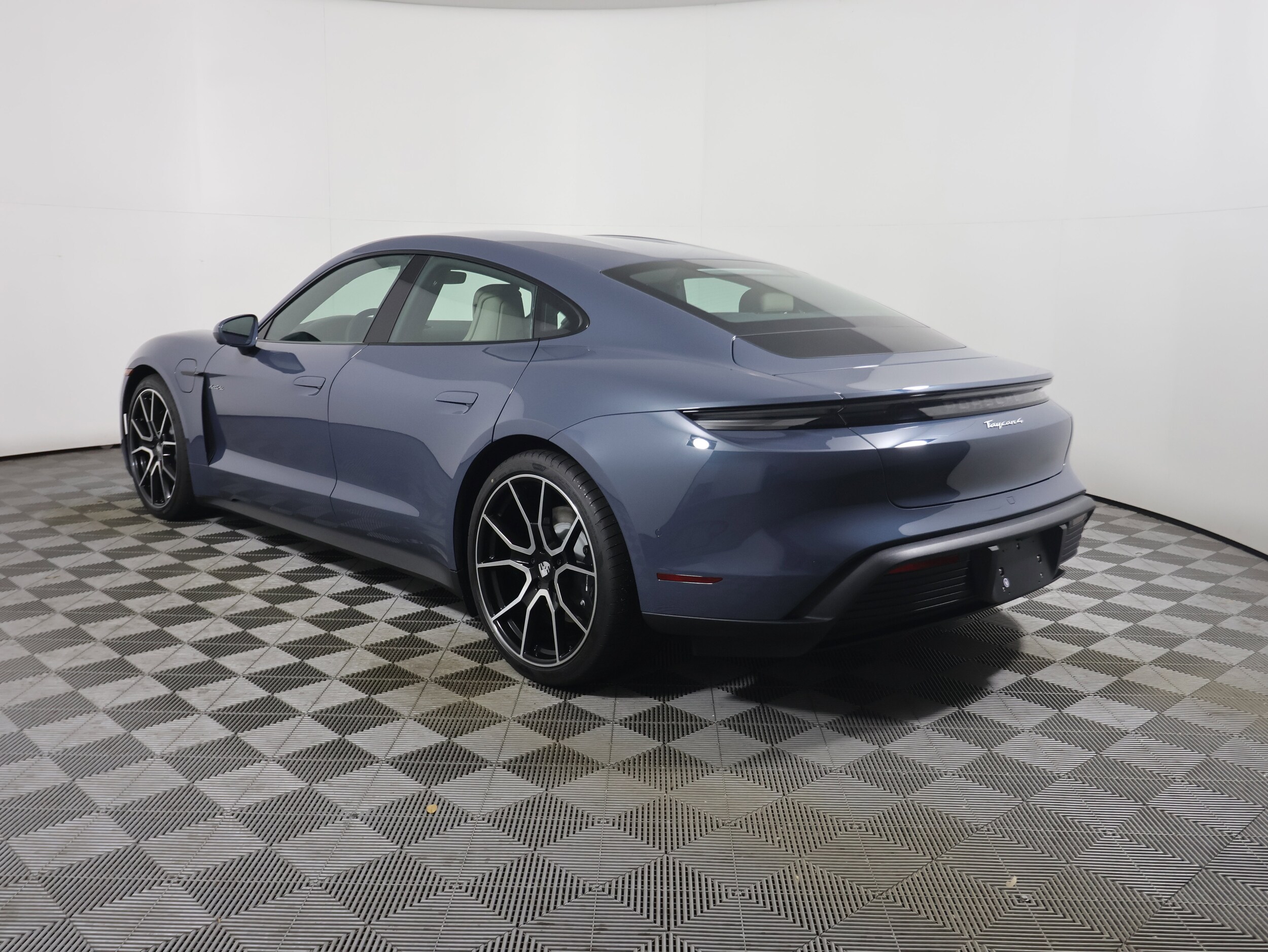 2025 Porsche Taycan 4 photo 3