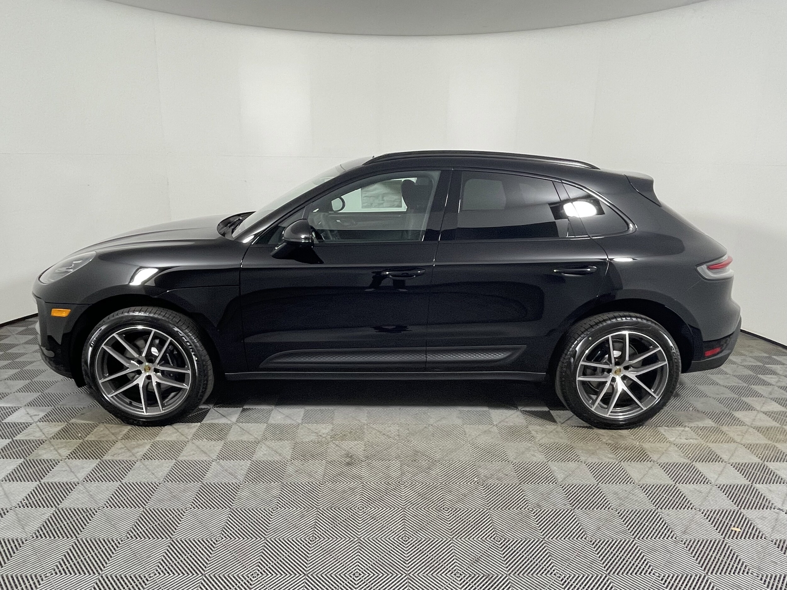 2026 Porsche Macan T photo 2