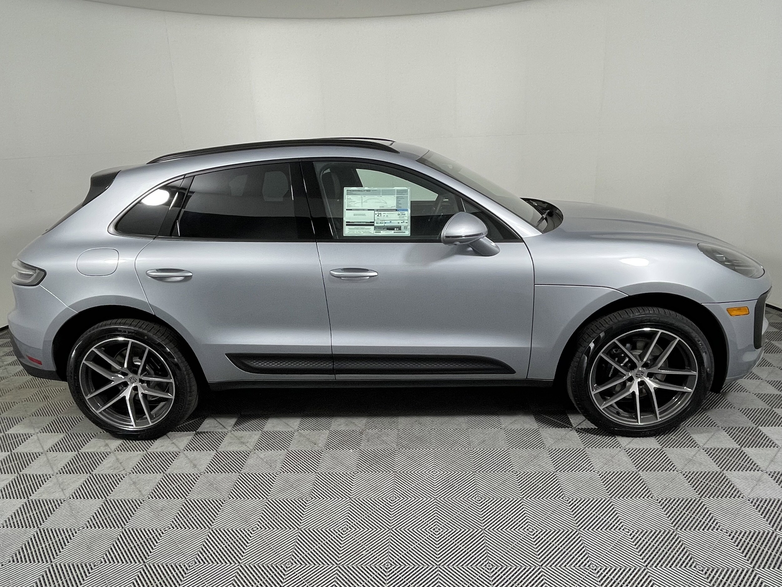 2026 Porsche Macan - Photo 8