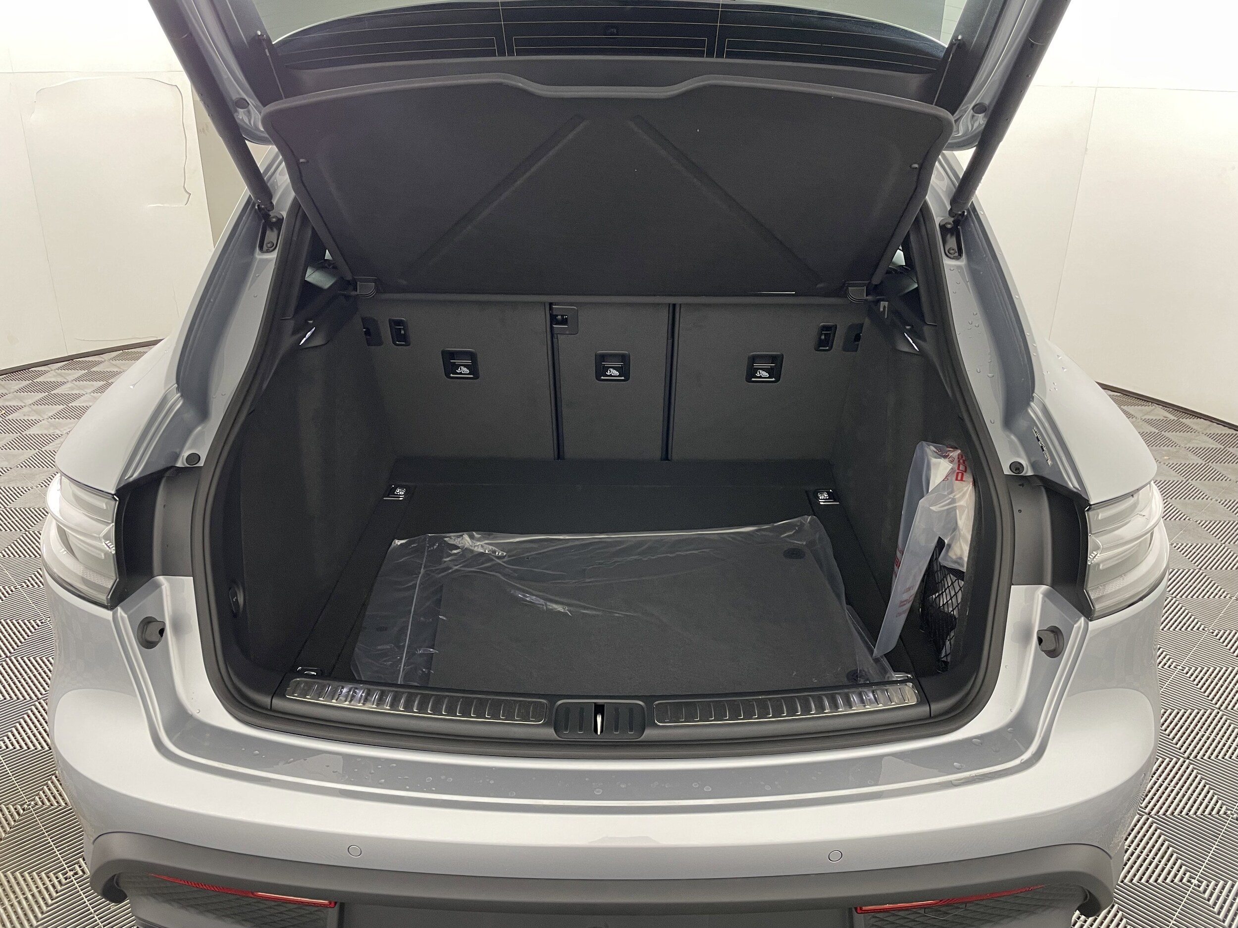 2026 Porsche Macan - Photo 21