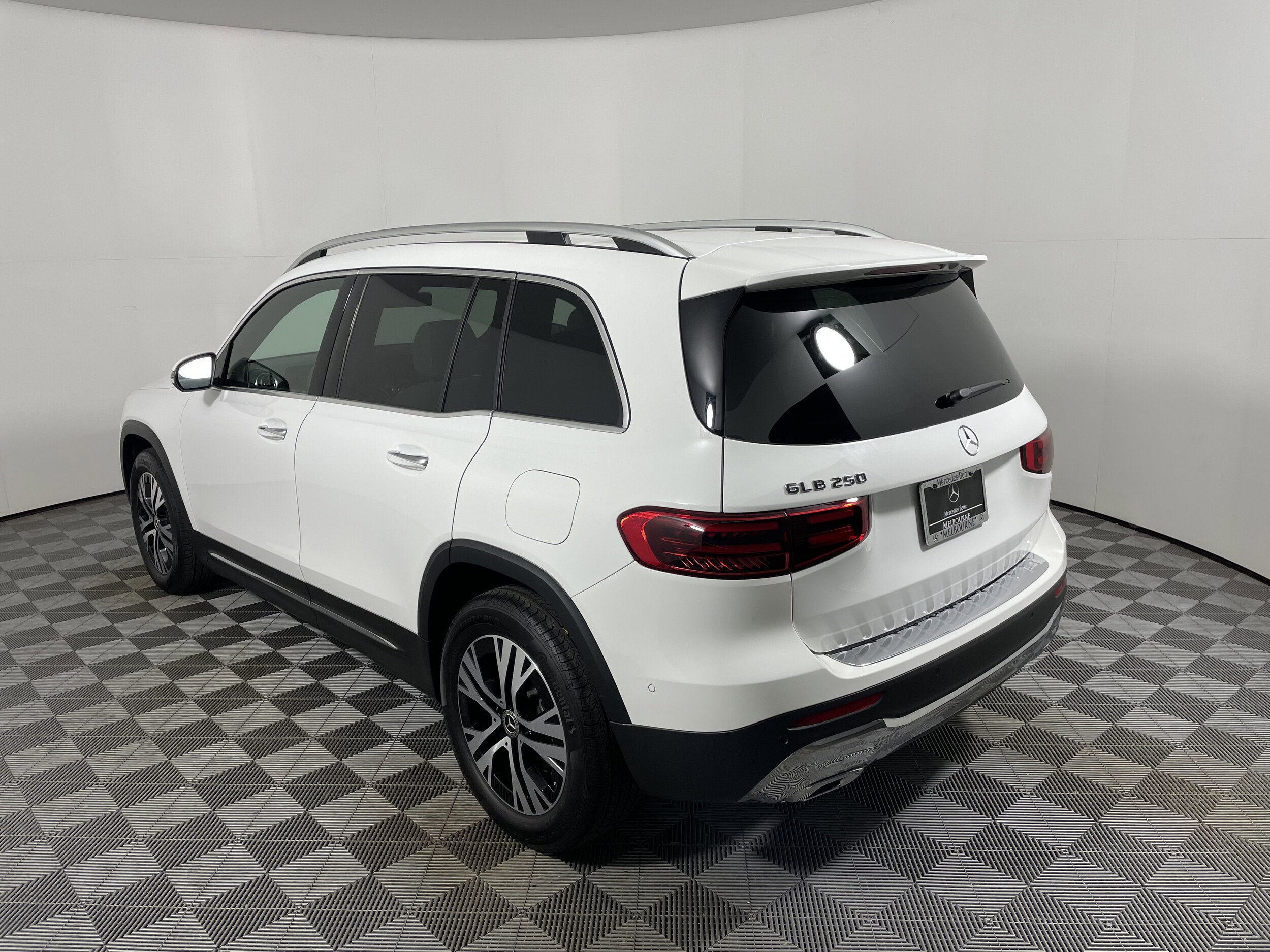 2025 Mercedes Benz GLB 250 photo 3