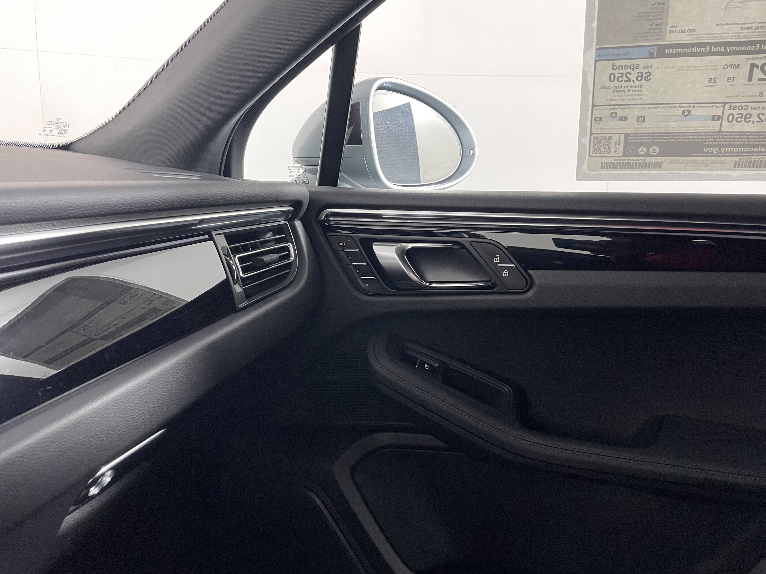 2026 Porsche Macan - Photo 14