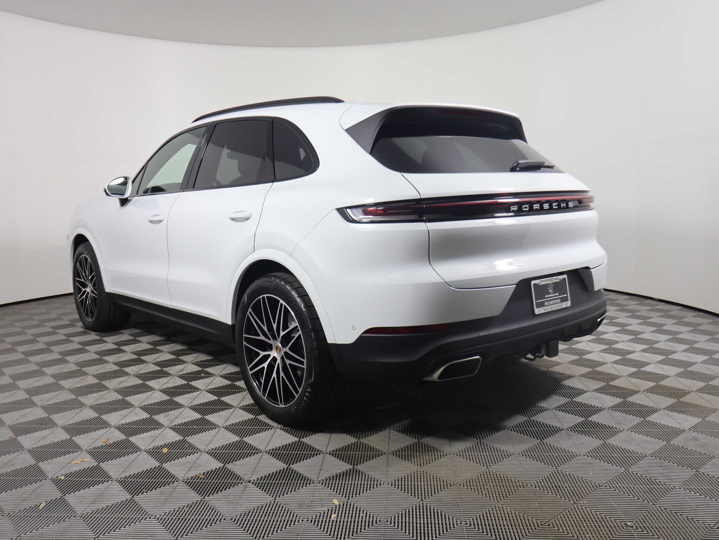 2025 Porsche Cayenne photo 3