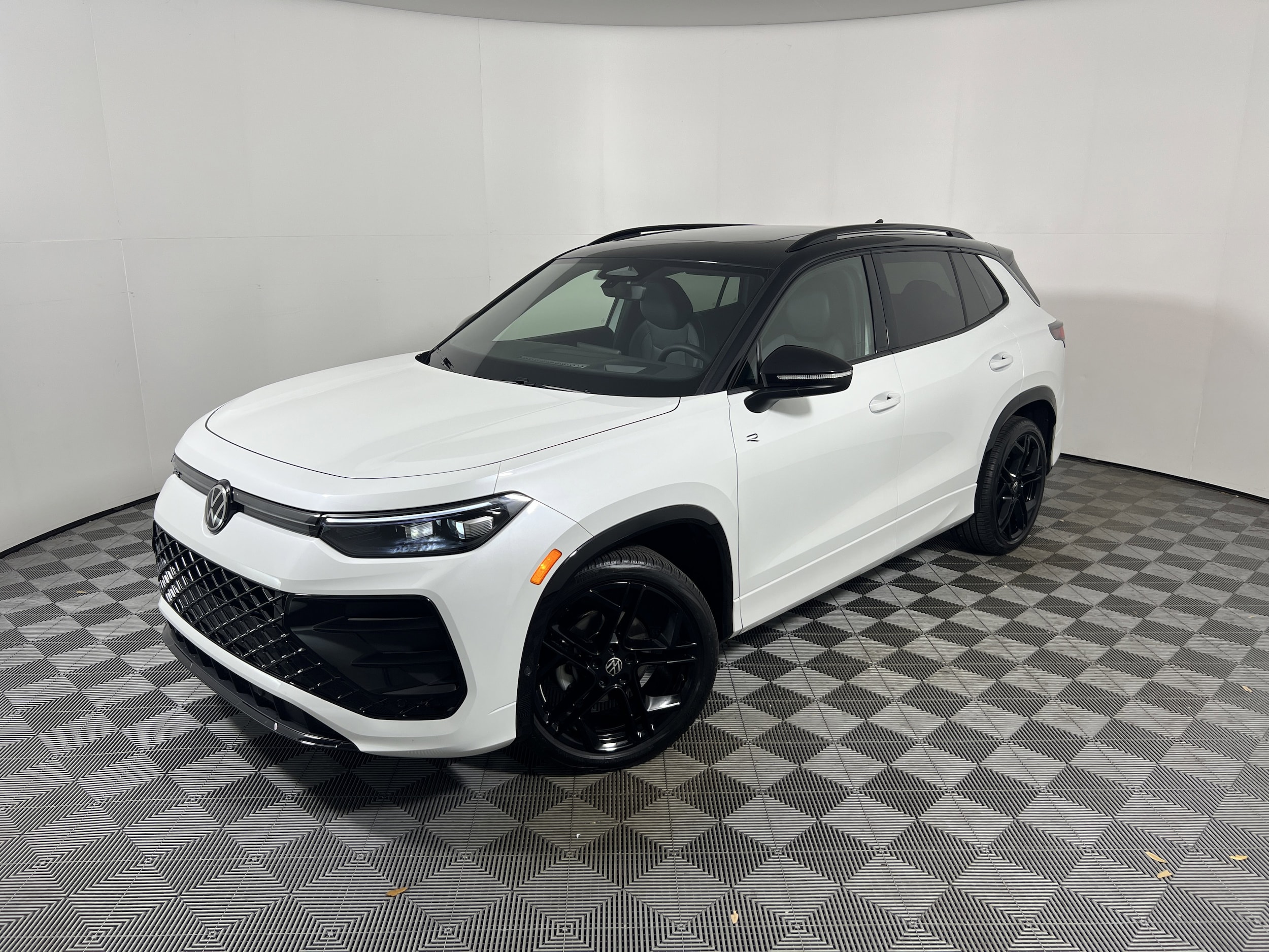 2026 Volkswagen Tiguan 2.0T SE R-Line Black's photo