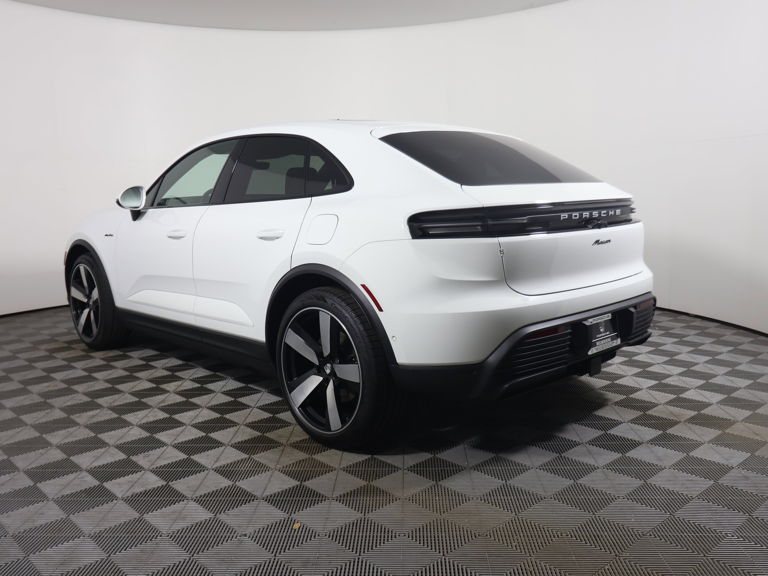 2025 Porsche Macan Electric photo 3