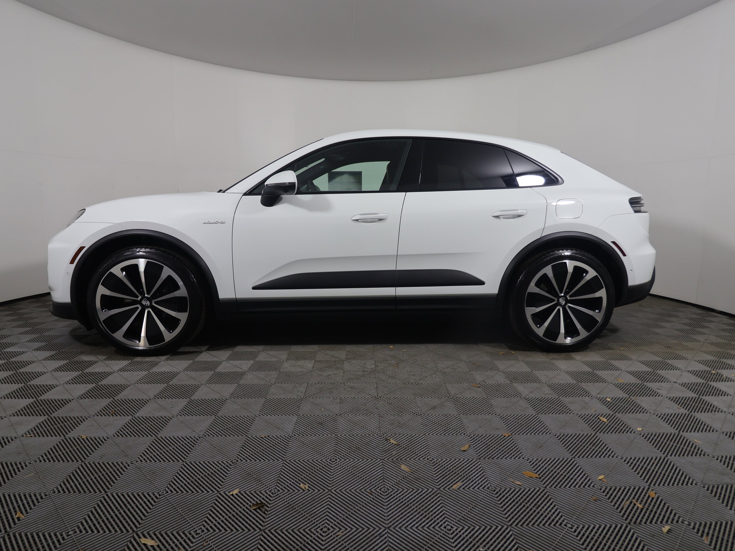 2025 Porsche Macan Electric photo 2