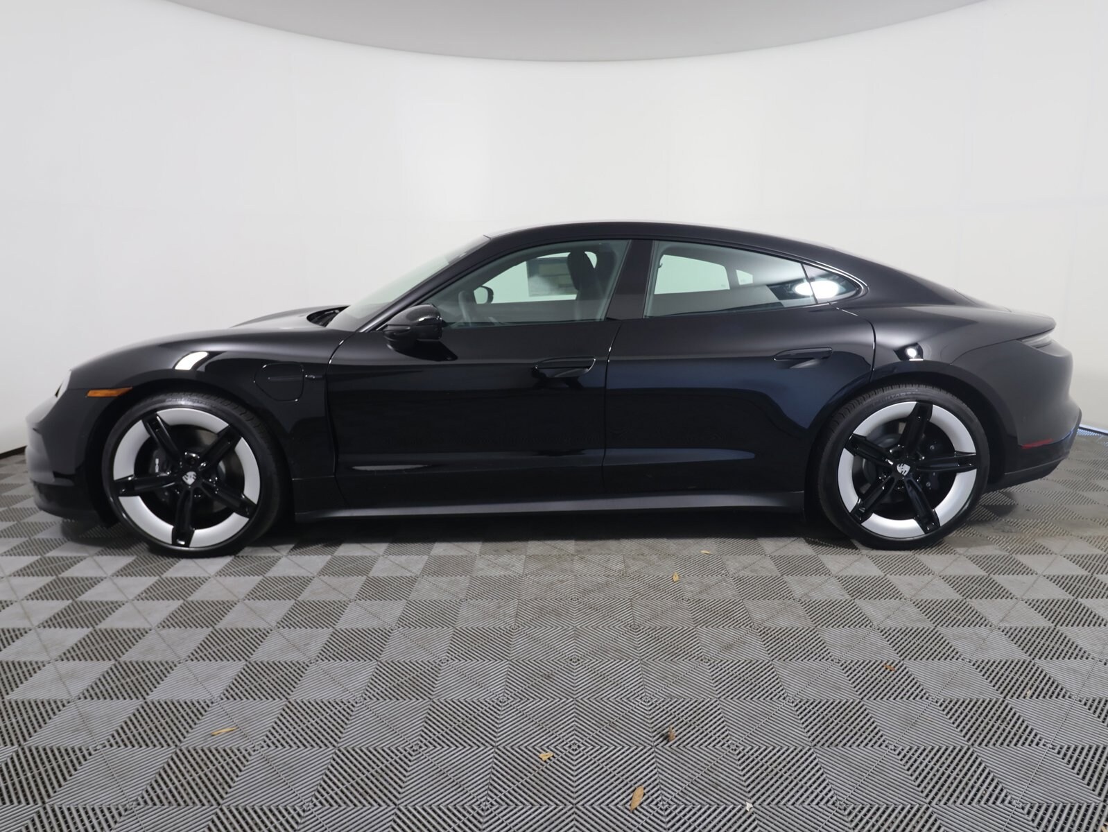 2025 Porsche Taycan photo 2