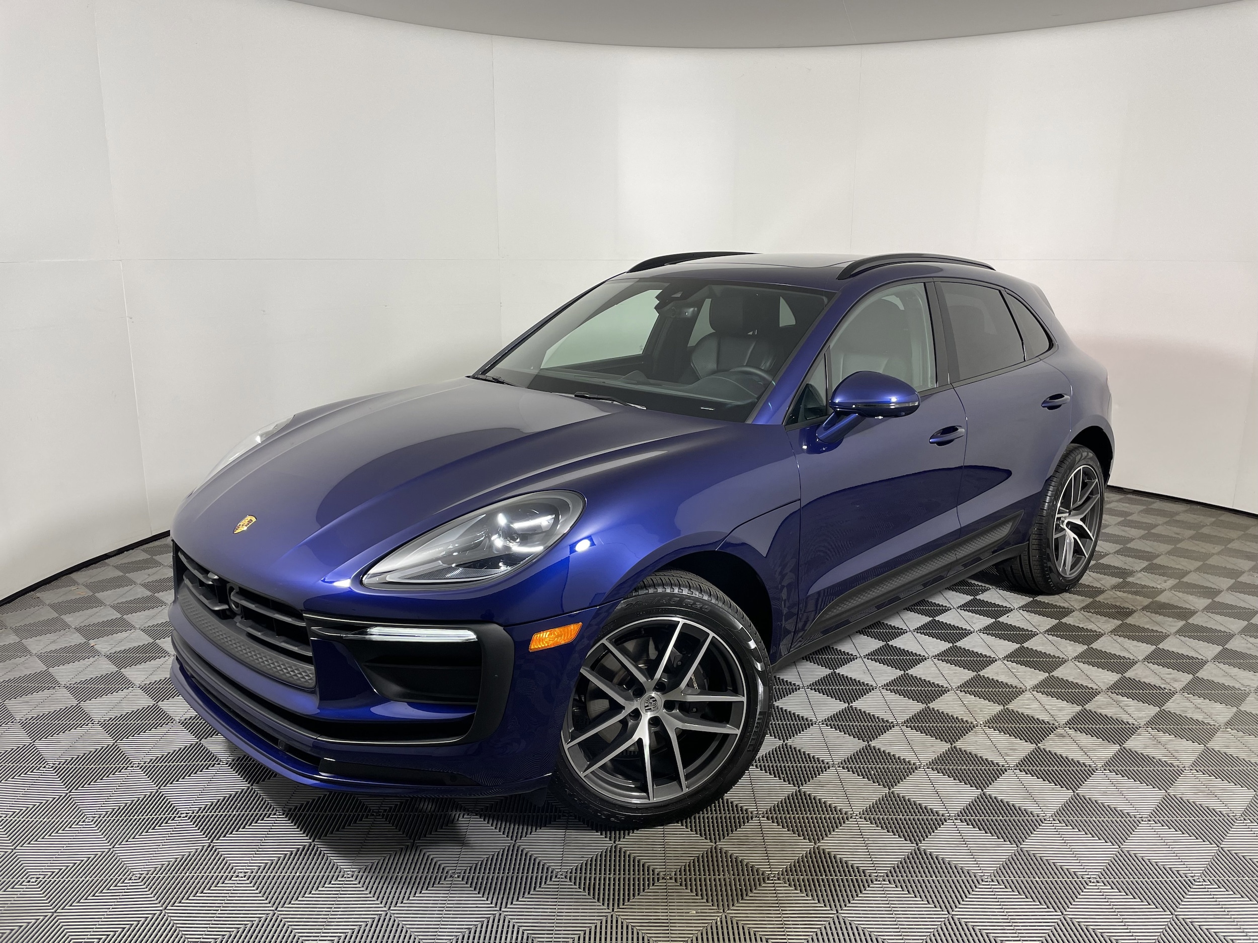 2025 Porsche Macan Base's photo