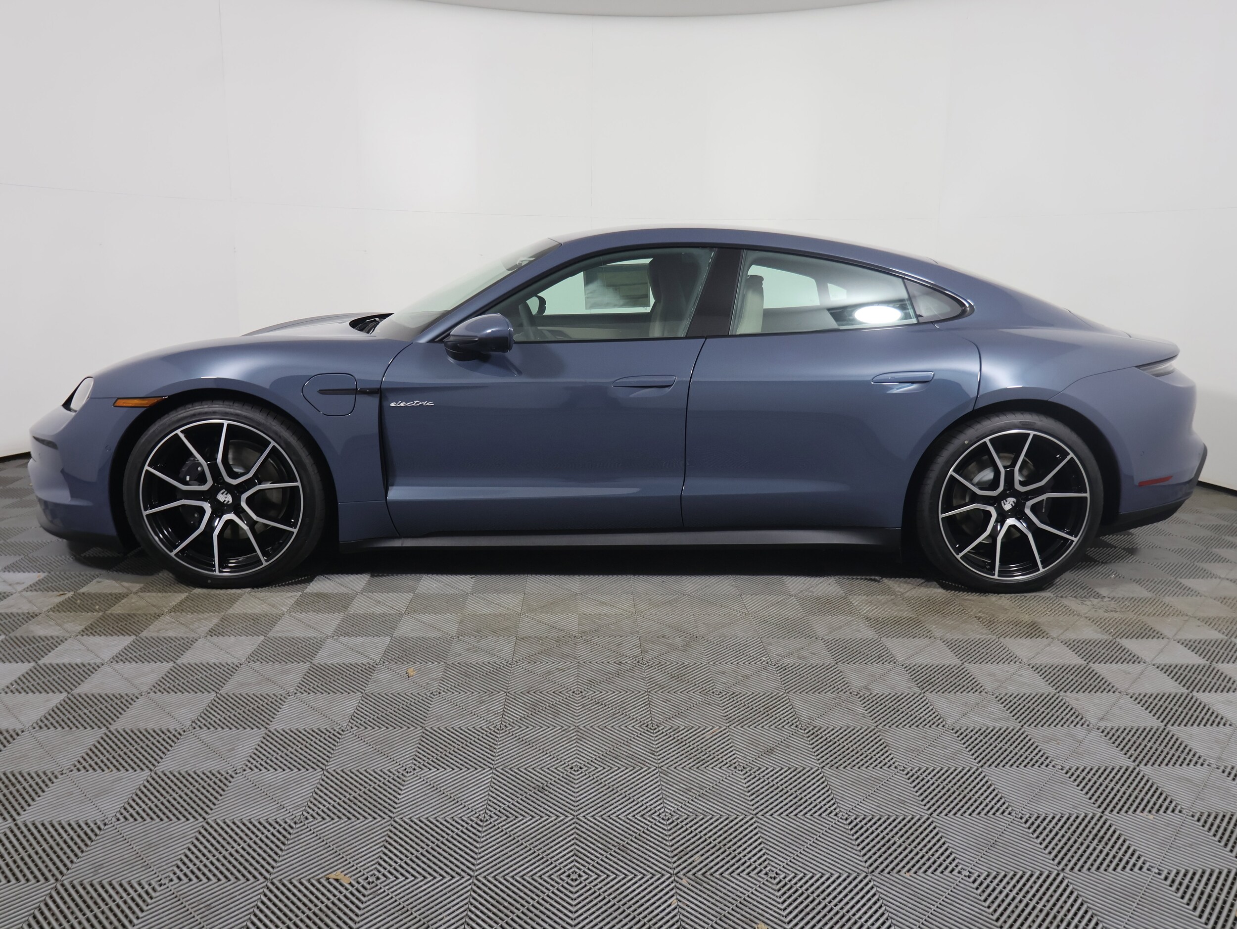 2025 Porsche Taycan 4 photo 2
