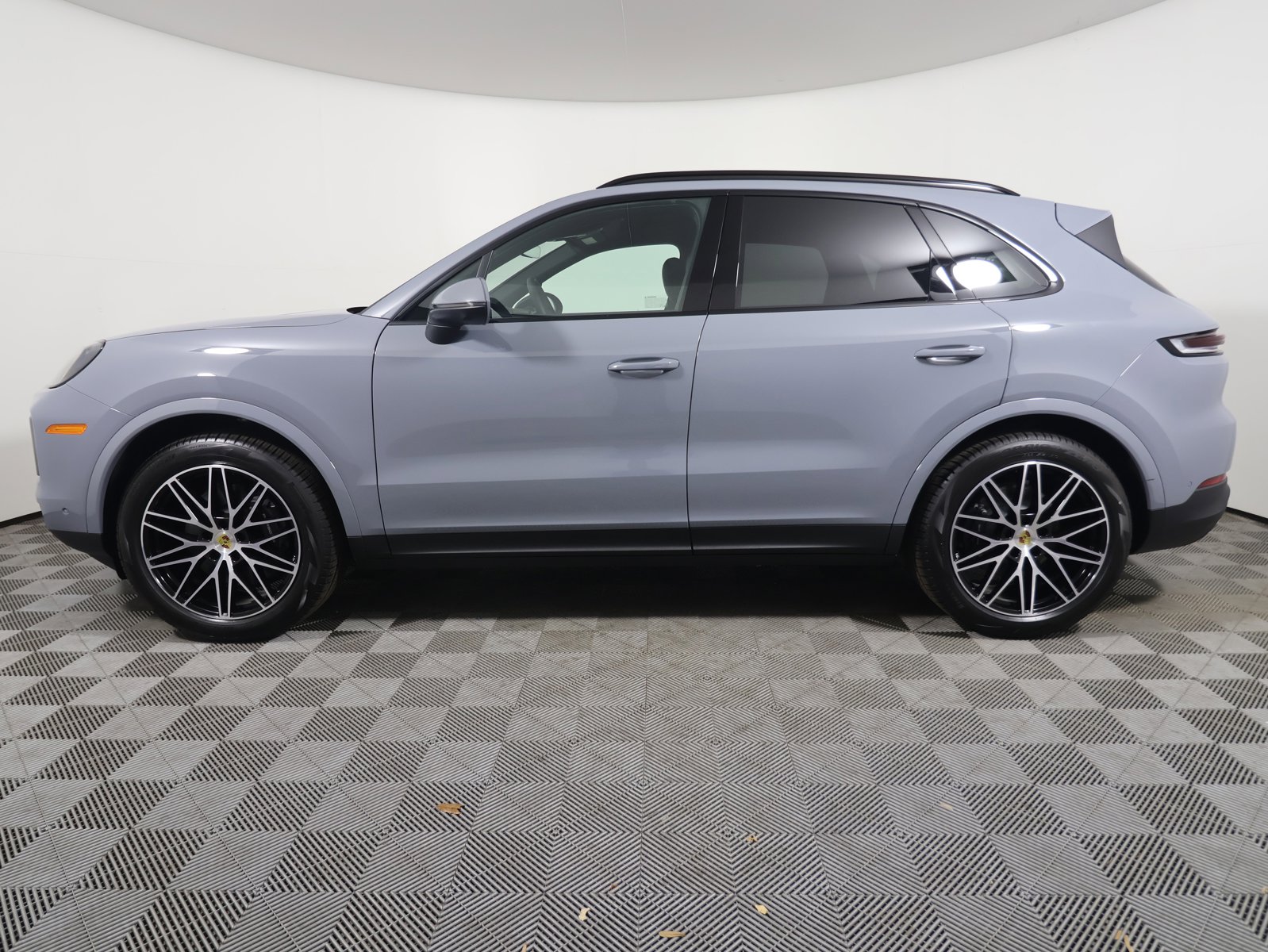 2024 Porsche Cayenne photo 2