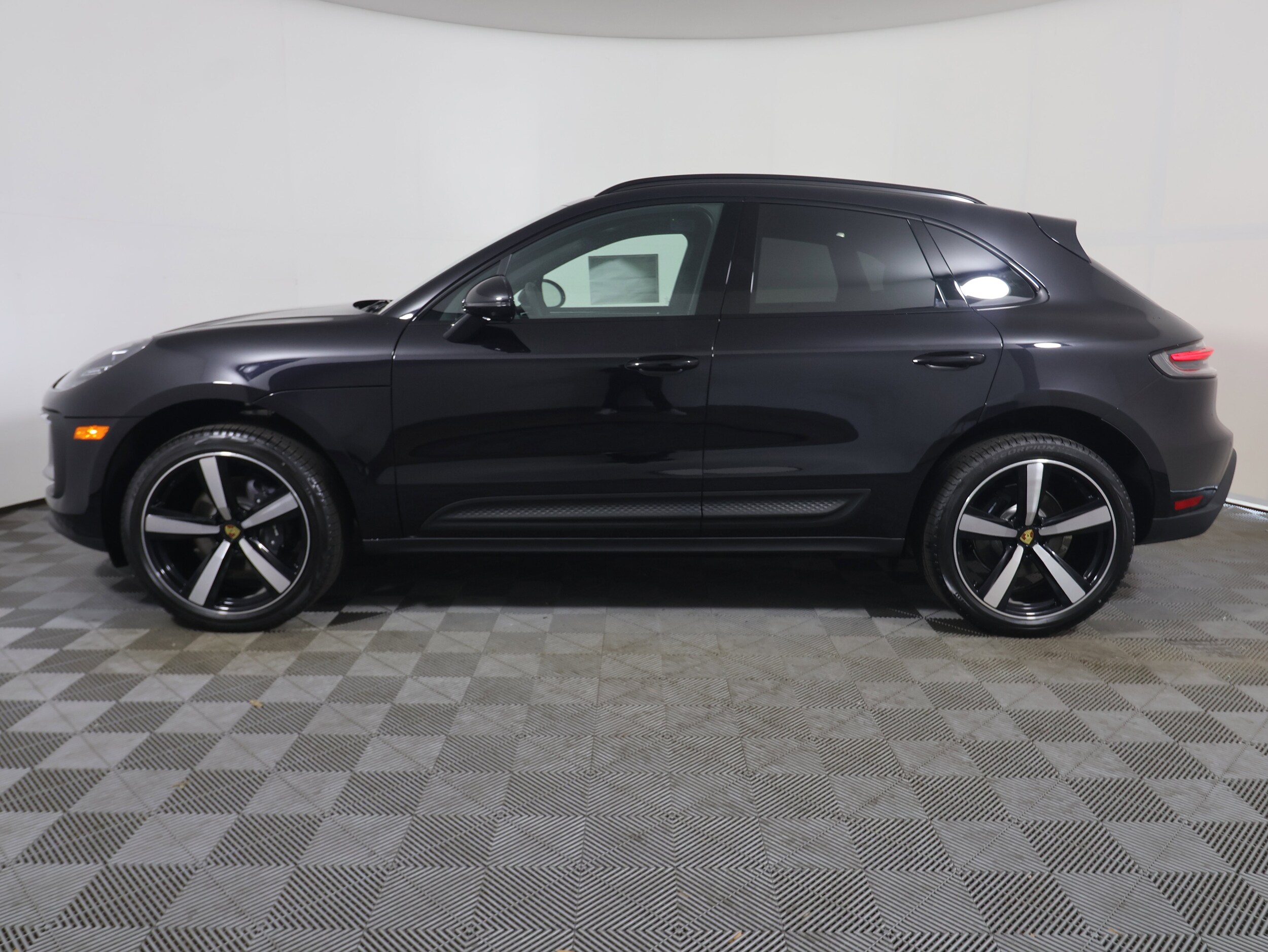 2025 Porsche Macan T photo 2
