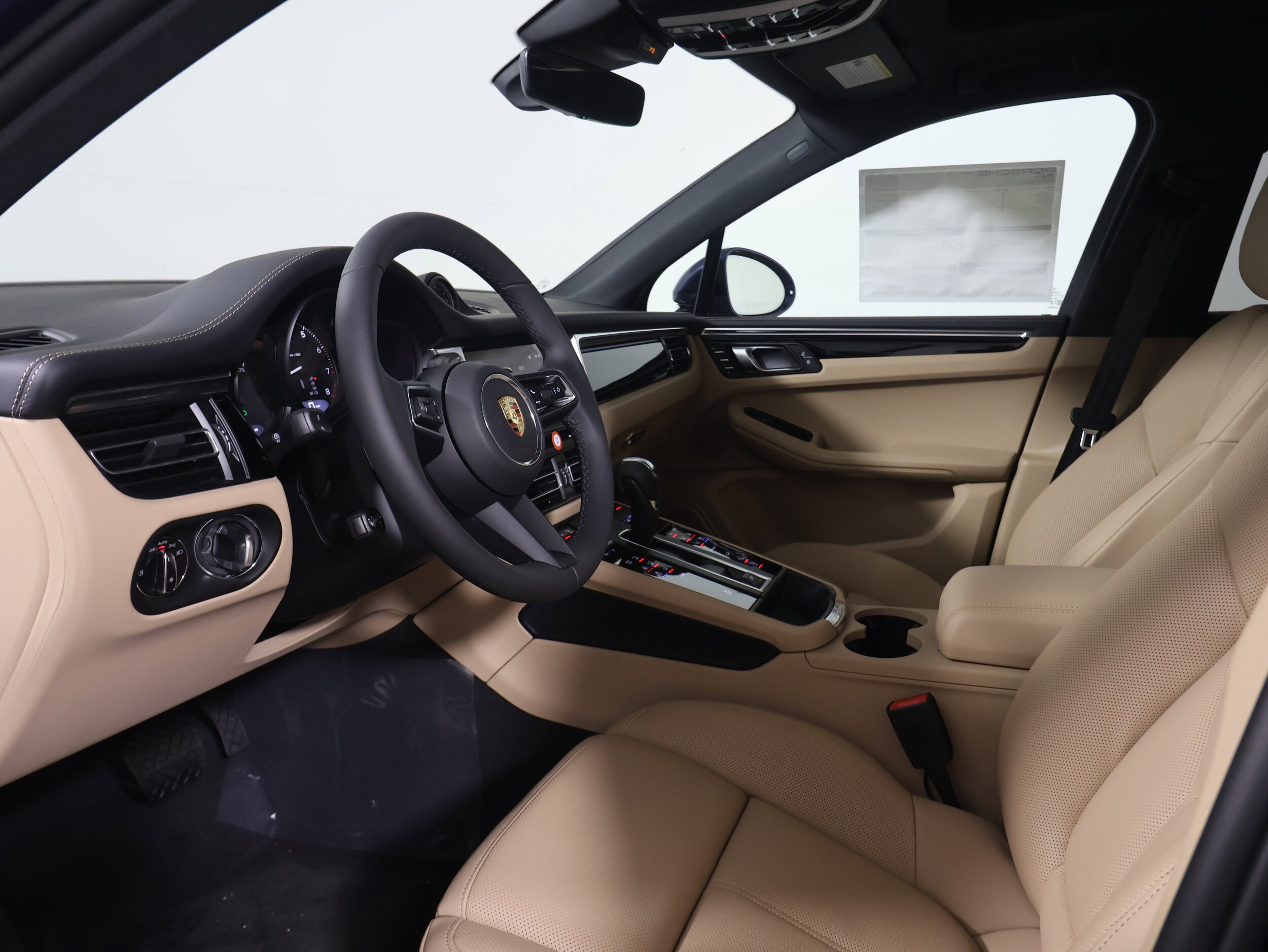 2025 Porsche Macan T photo 4