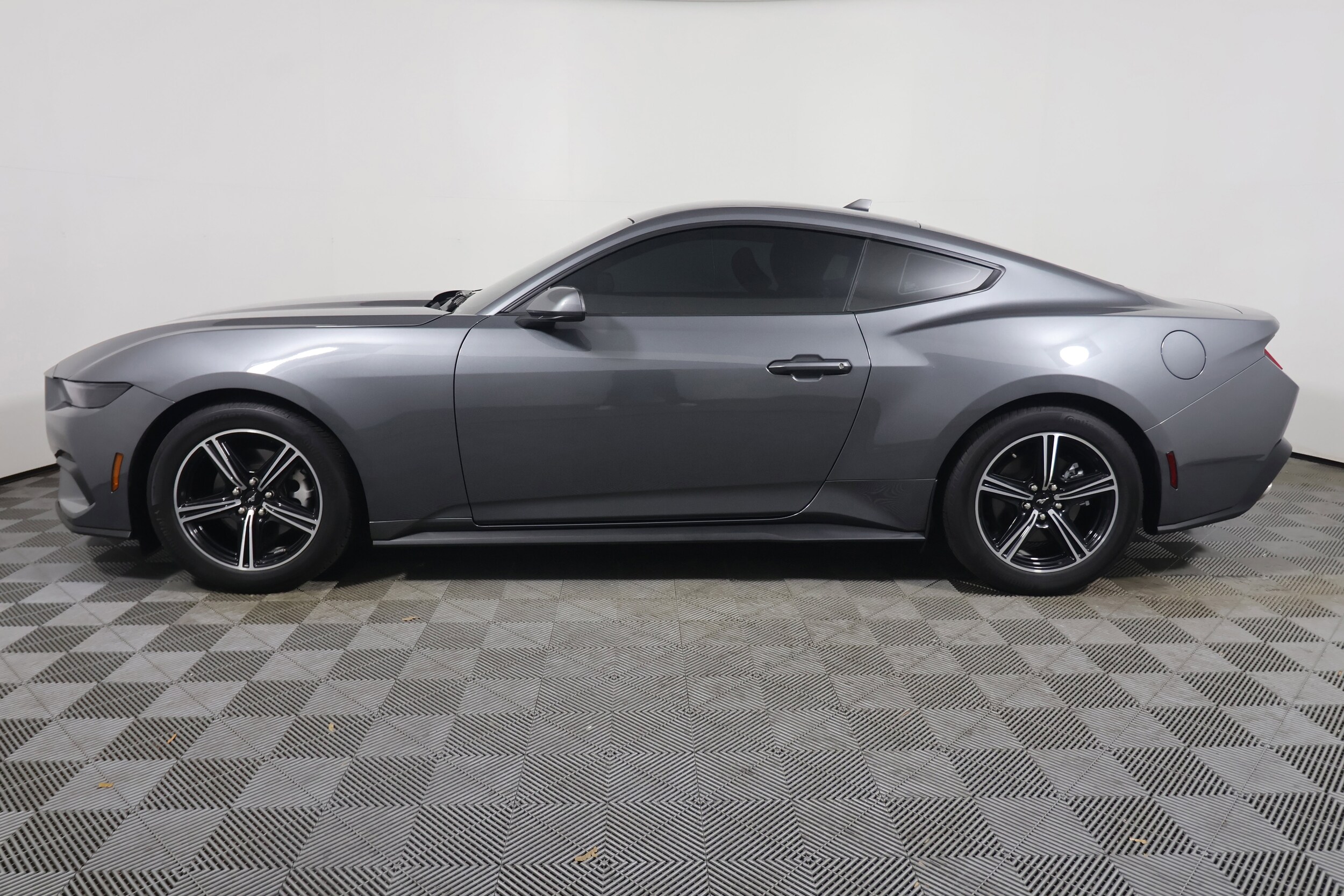 2025 Ford Mustang EcoBoost photo 2