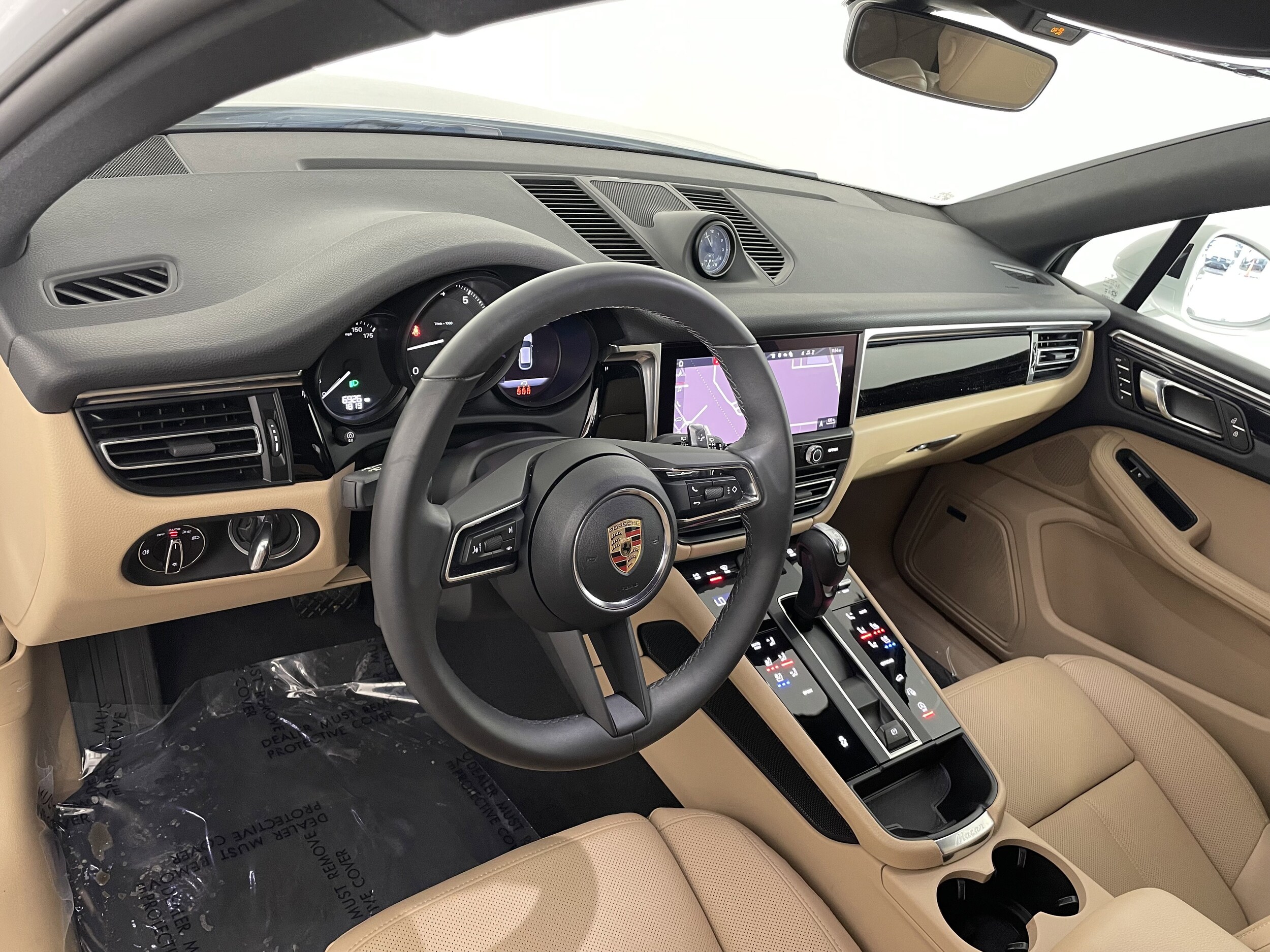2025 Porsche Macan Base photo 3