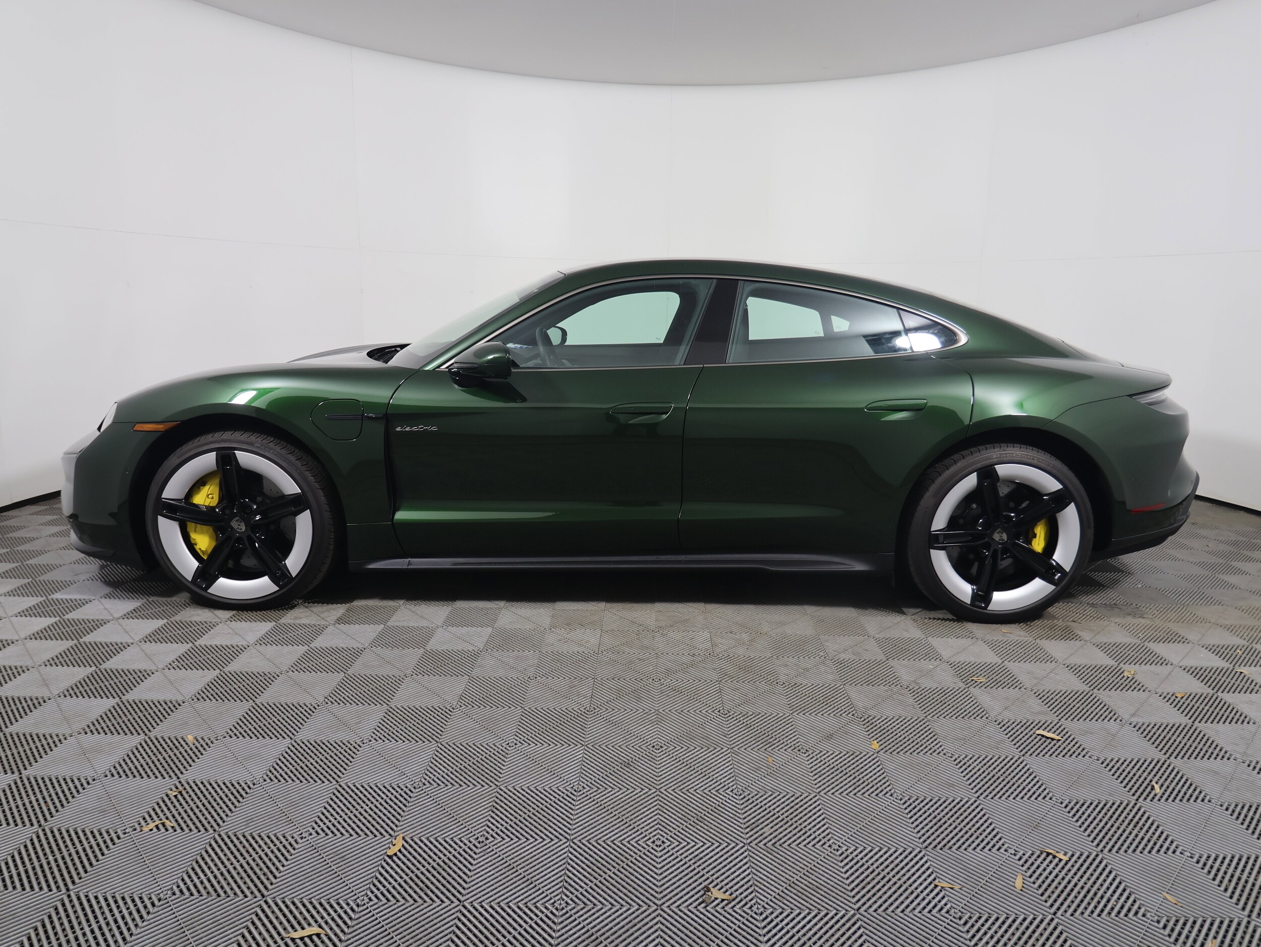2025 Porsche Taycan Turbo photo 2