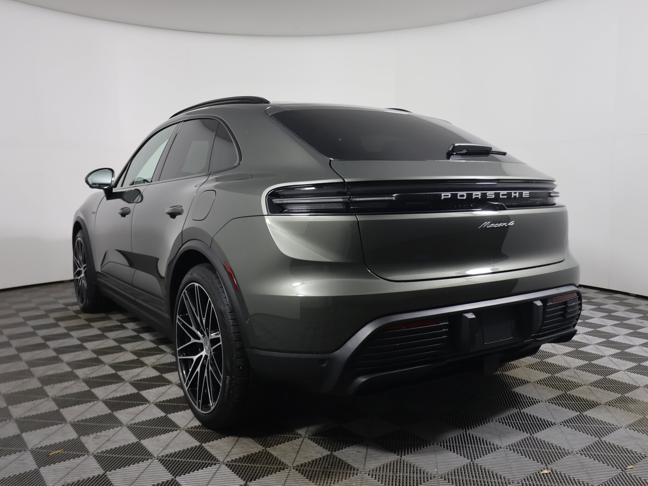 2024 Porsche Macan Electric photo 3