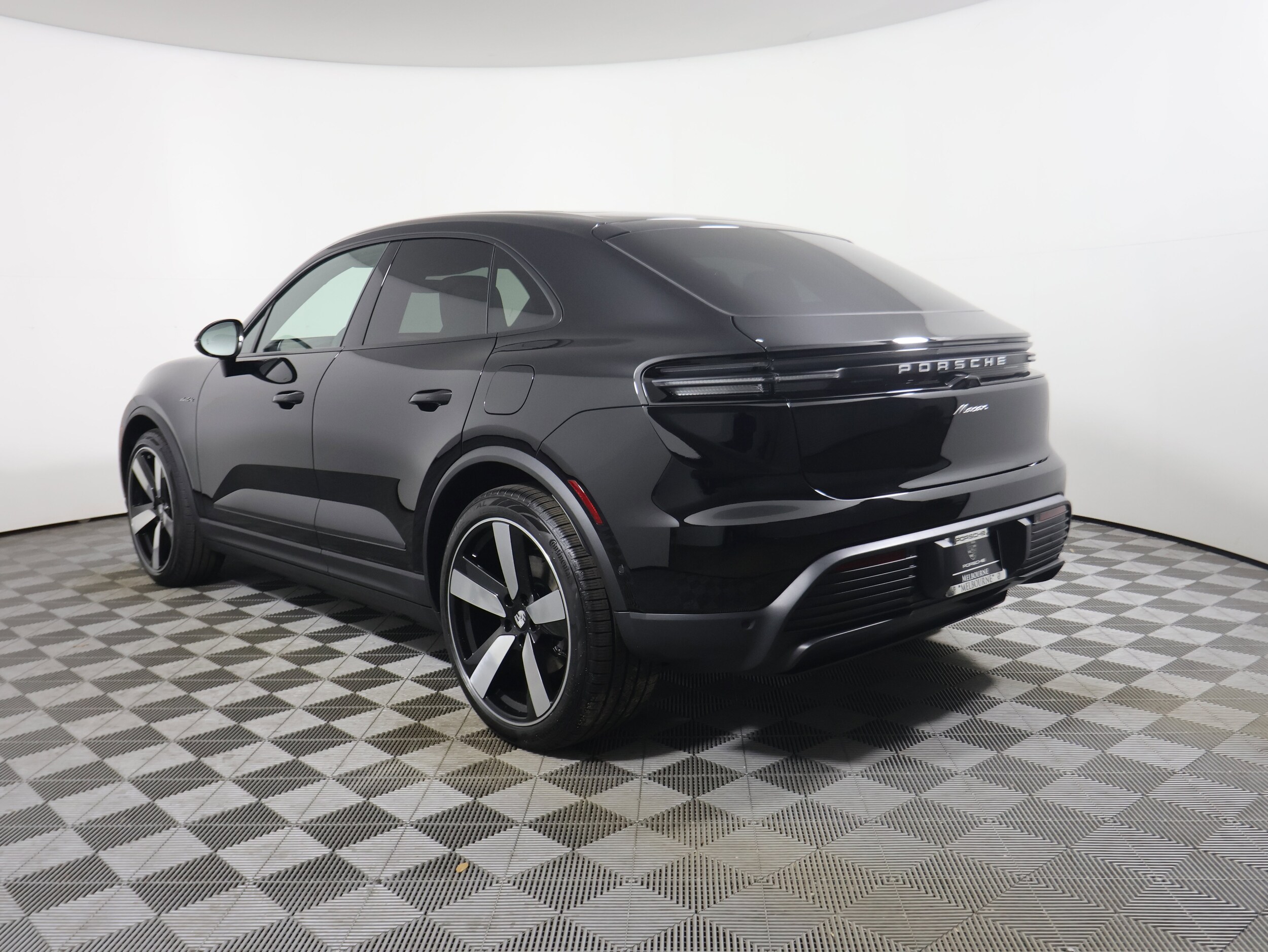 2025 Porsche Macan Electric photo 3