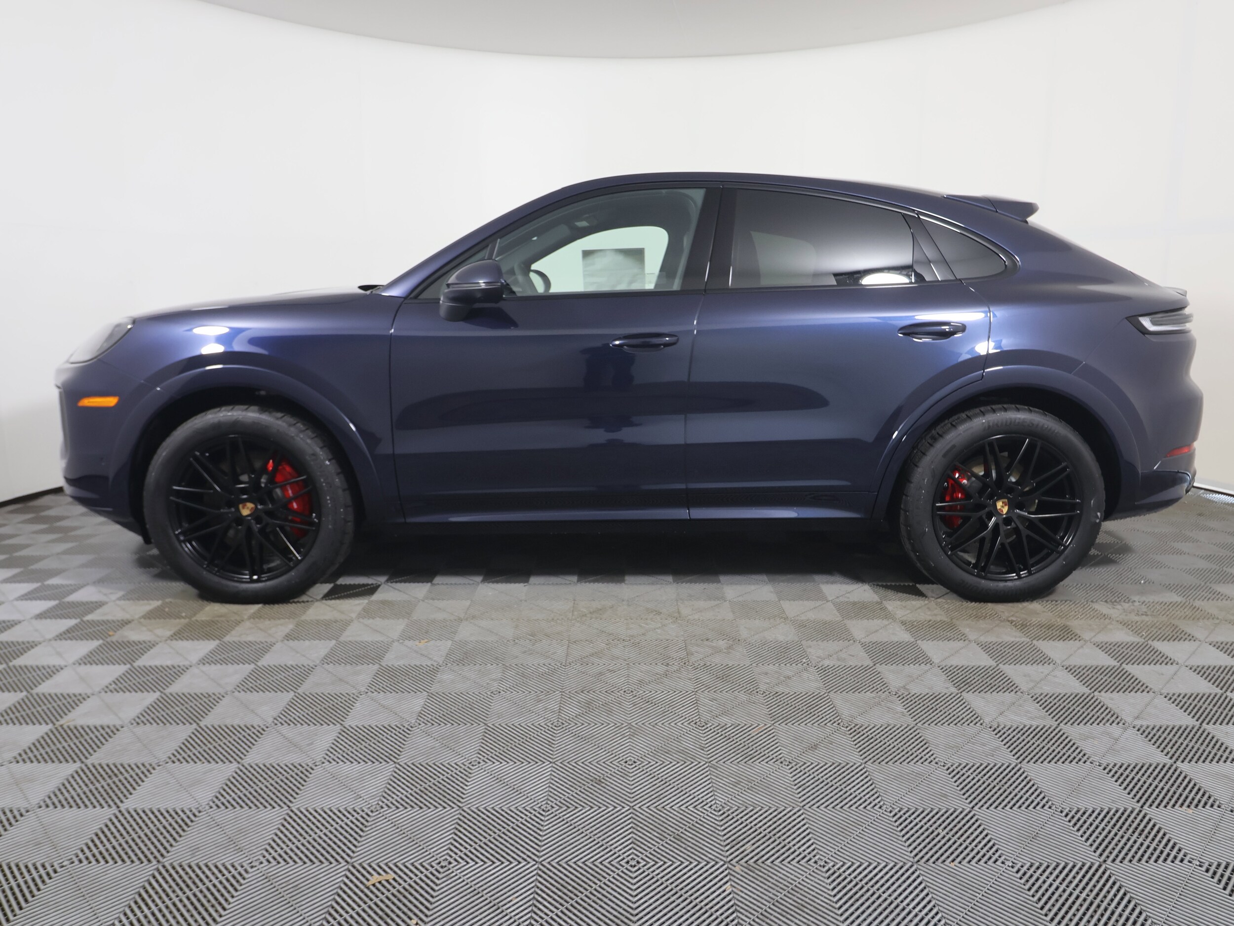 2025 Porsche Cayenne Coupe S photo 2