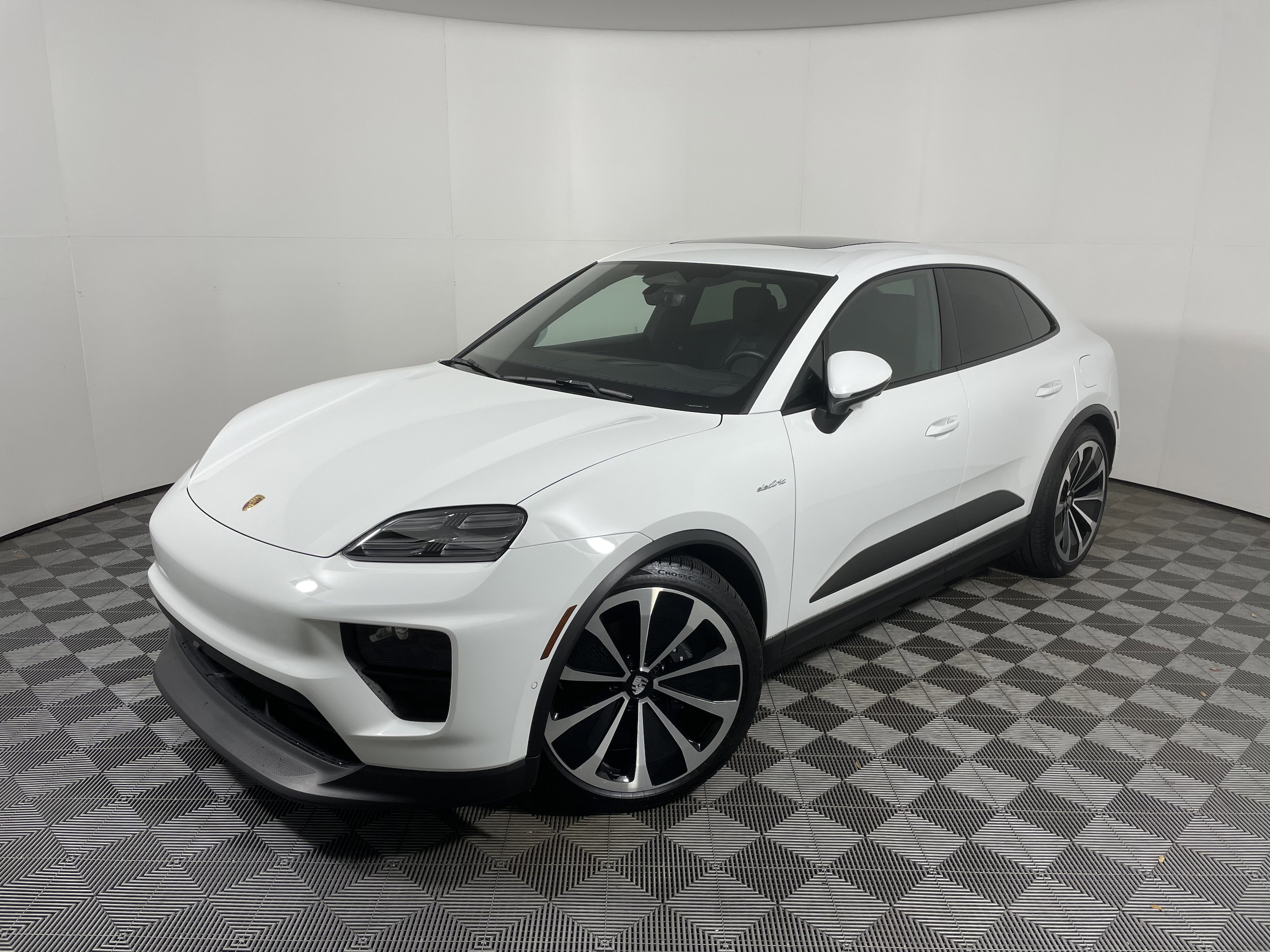 2025 Porsche Macan Base's photo