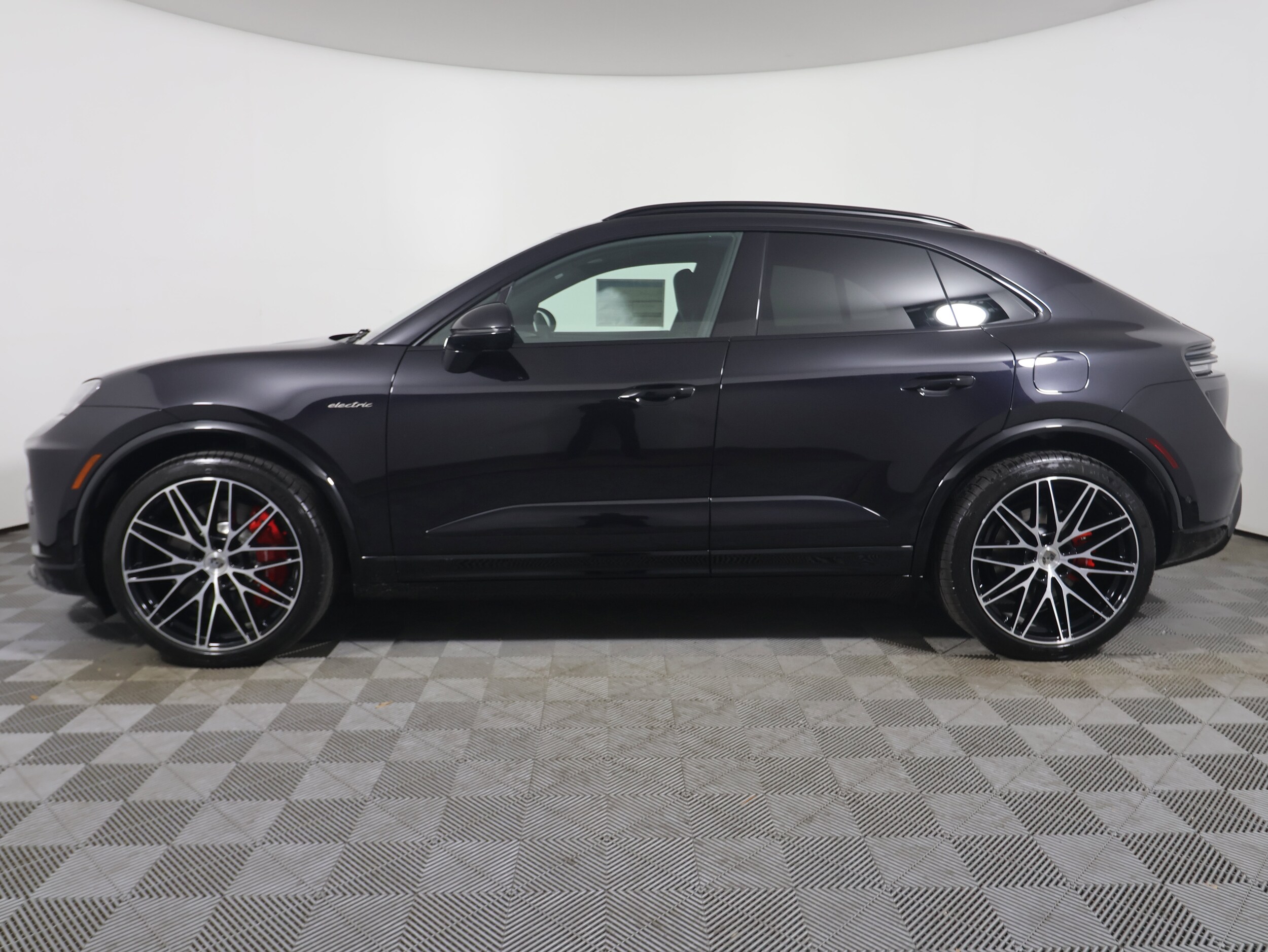 2025 Porsche Macan Electric Turbo photo 2