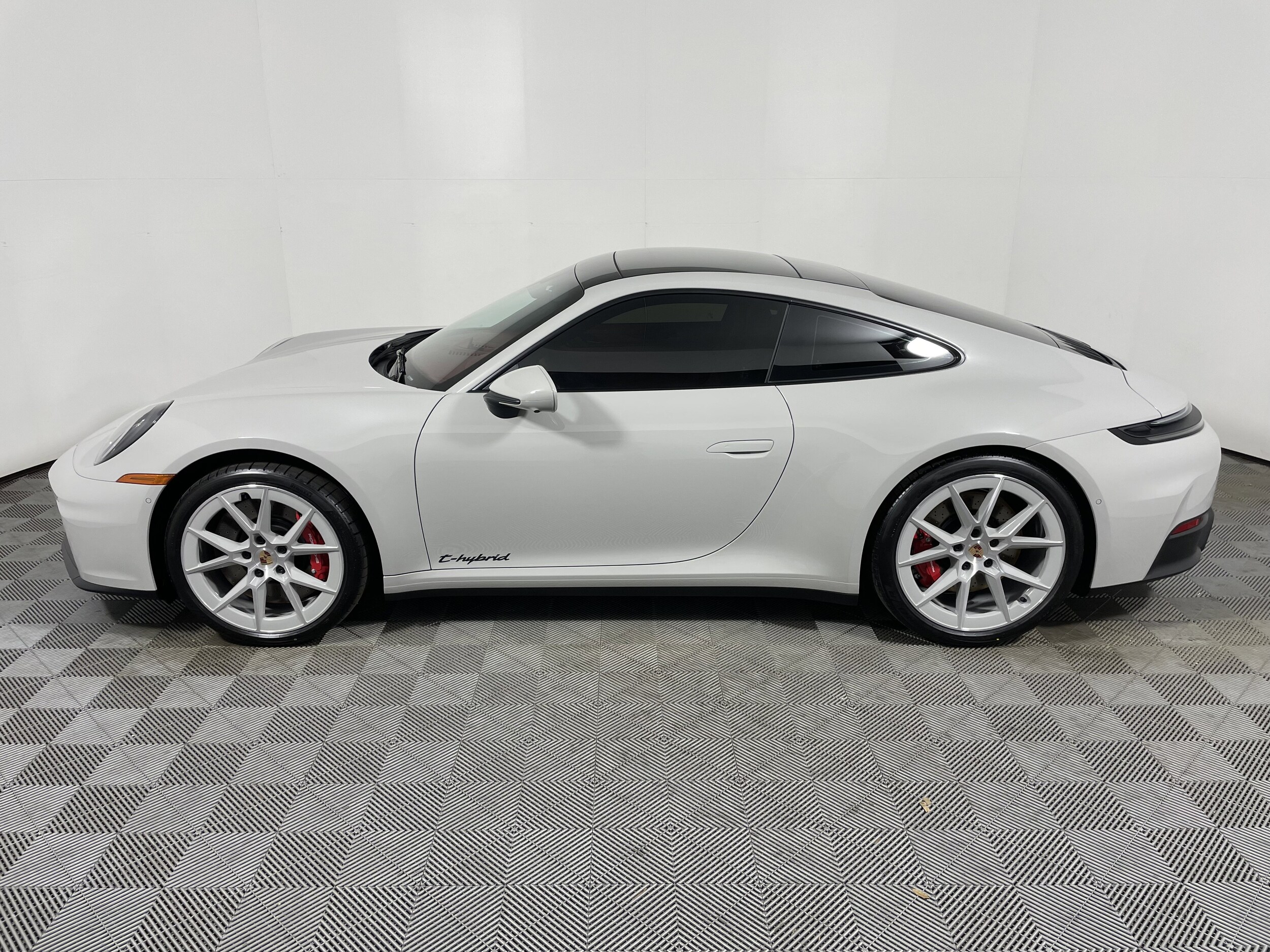 2026 Porsche 911 GTS photo 2