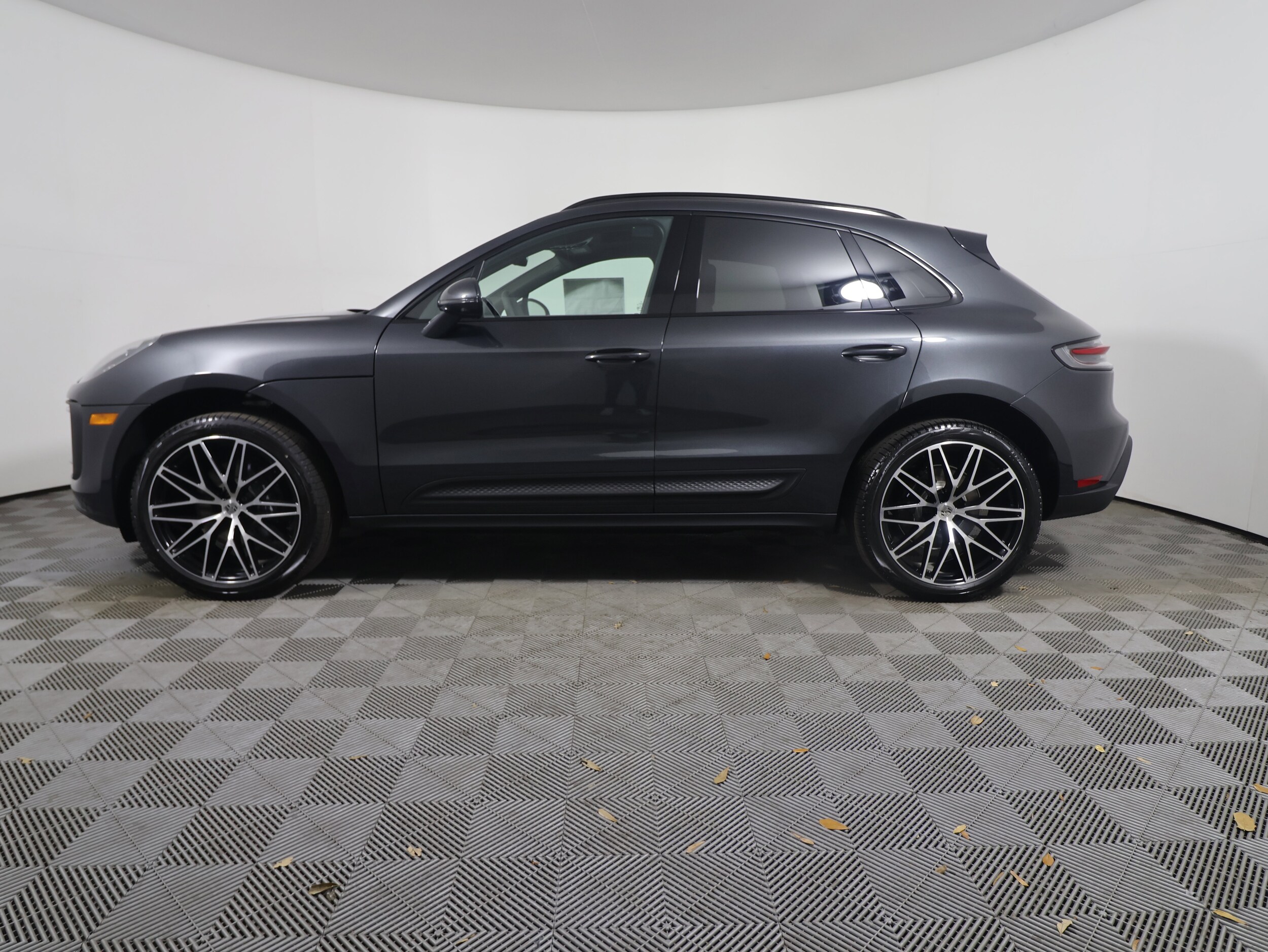 2025 Porsche Macan T photo 2