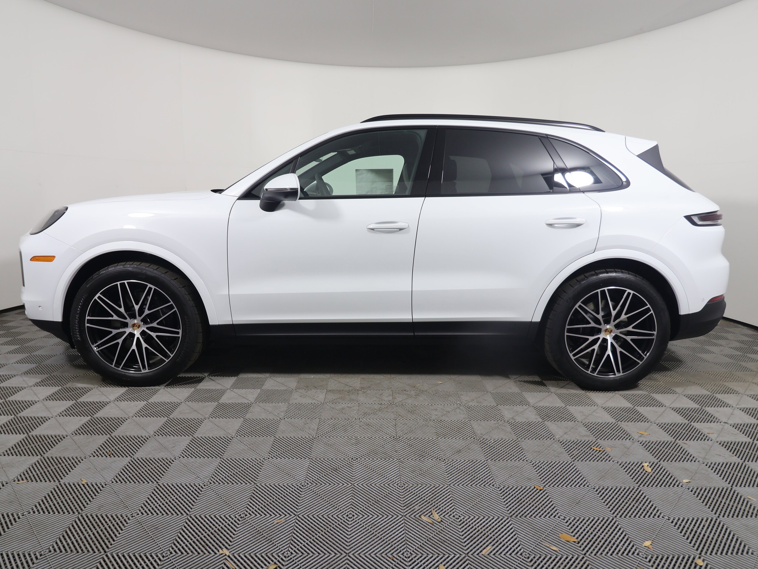 2025 Porsche Cayenne photo 2