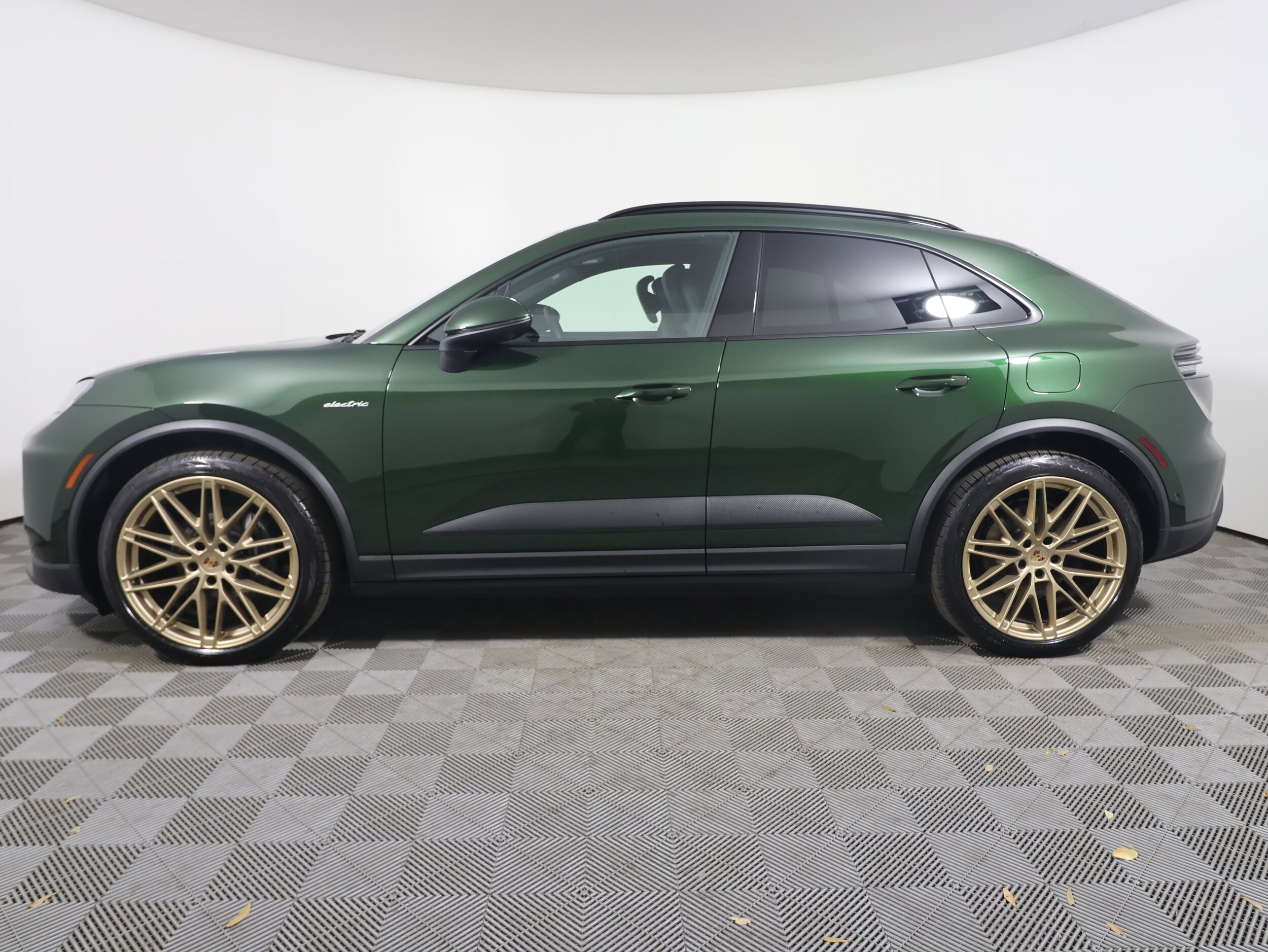 2024 Porsche Macan Electric photo 2