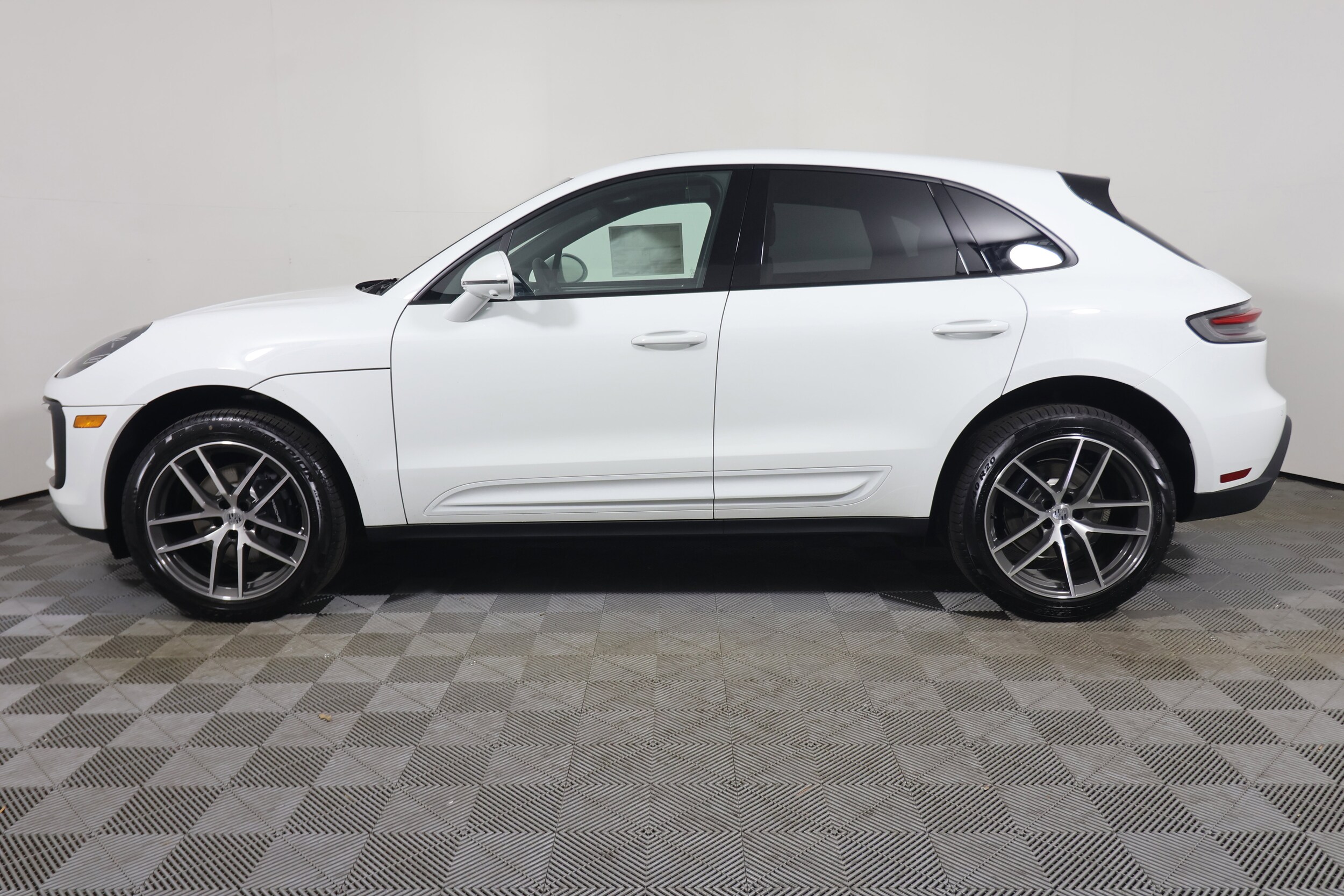 2026 Porsche Macan T photo 2