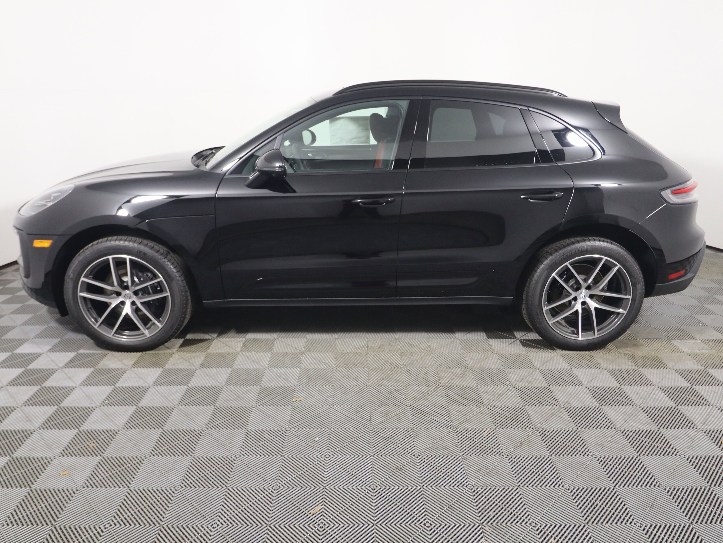 2026 Porsche Macan T photo 2