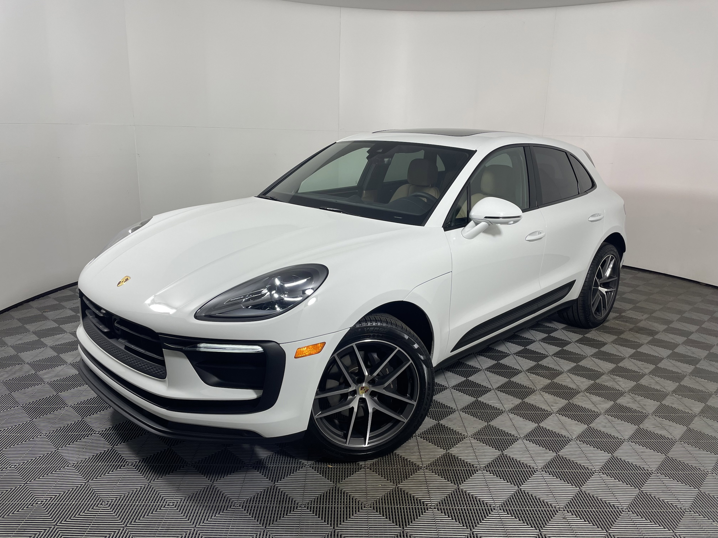2025 Porsche Macan Base's photo