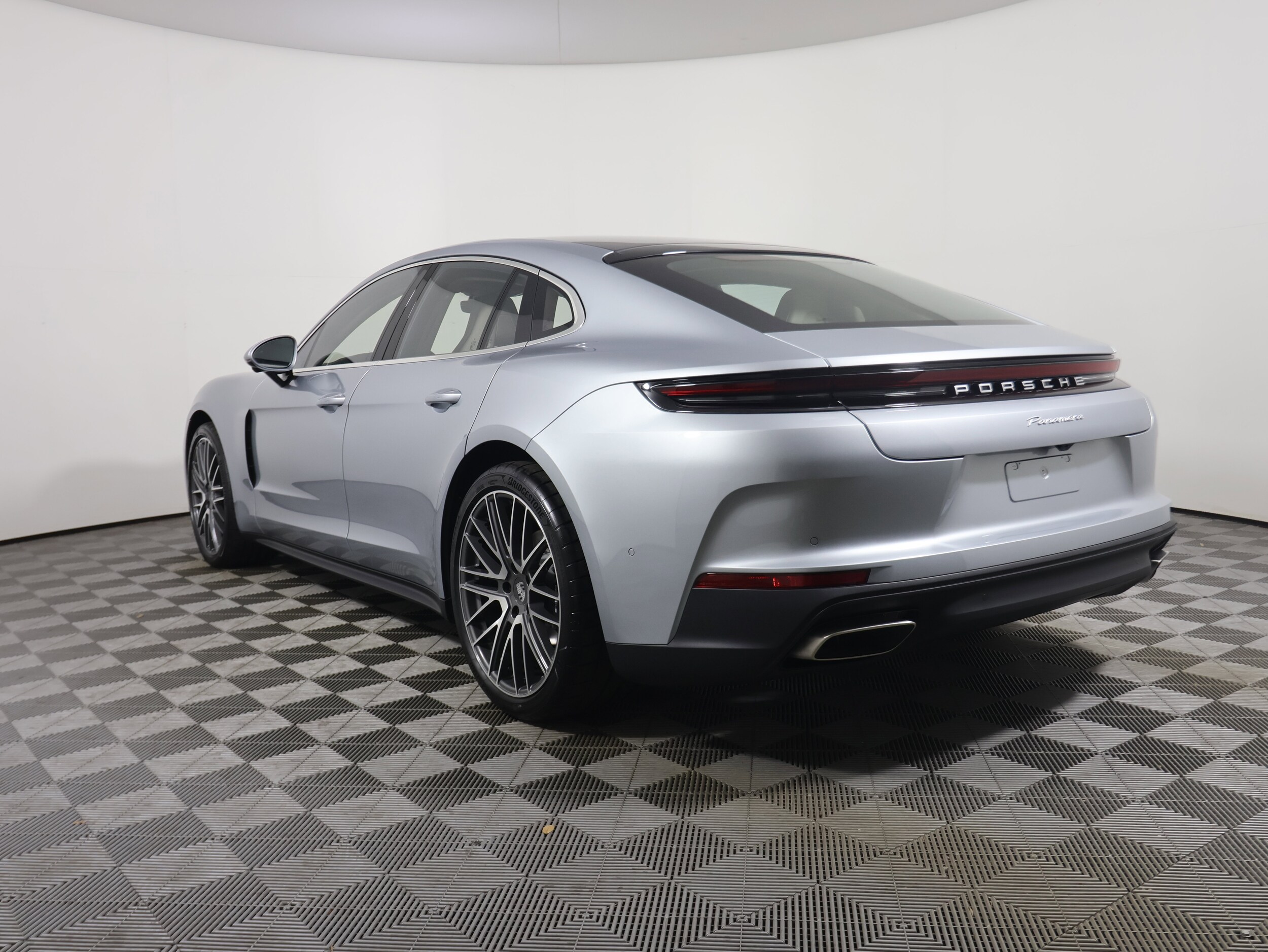 2025 Porsche Panamera 4 photo 3