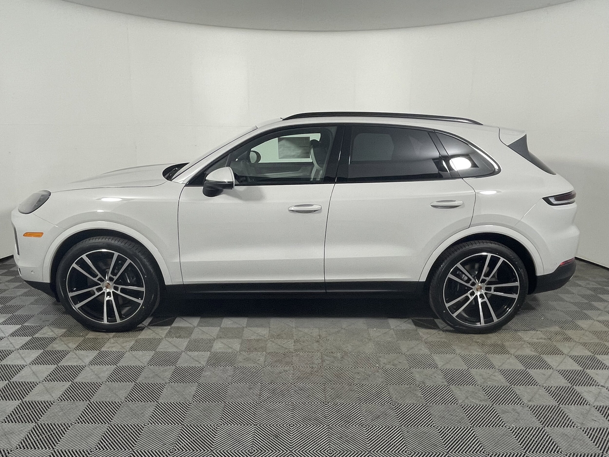 2026 Porsche Cayenne photo 2