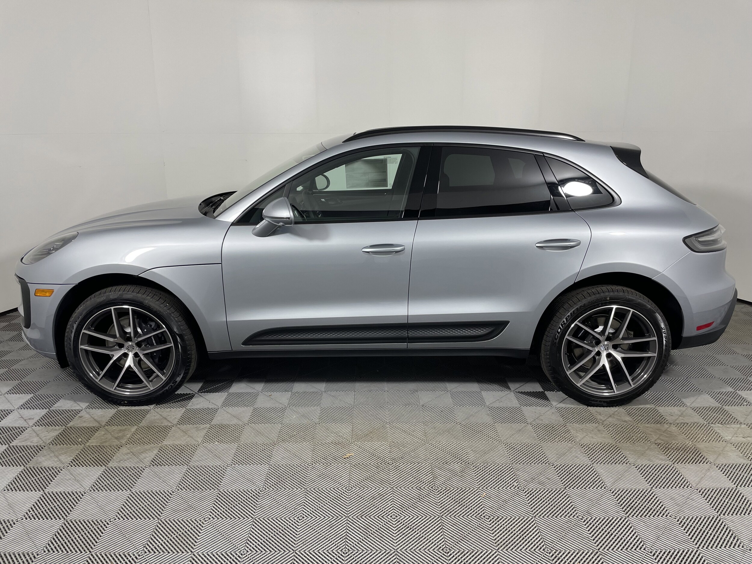 2026 Porsche Macan T photo 2